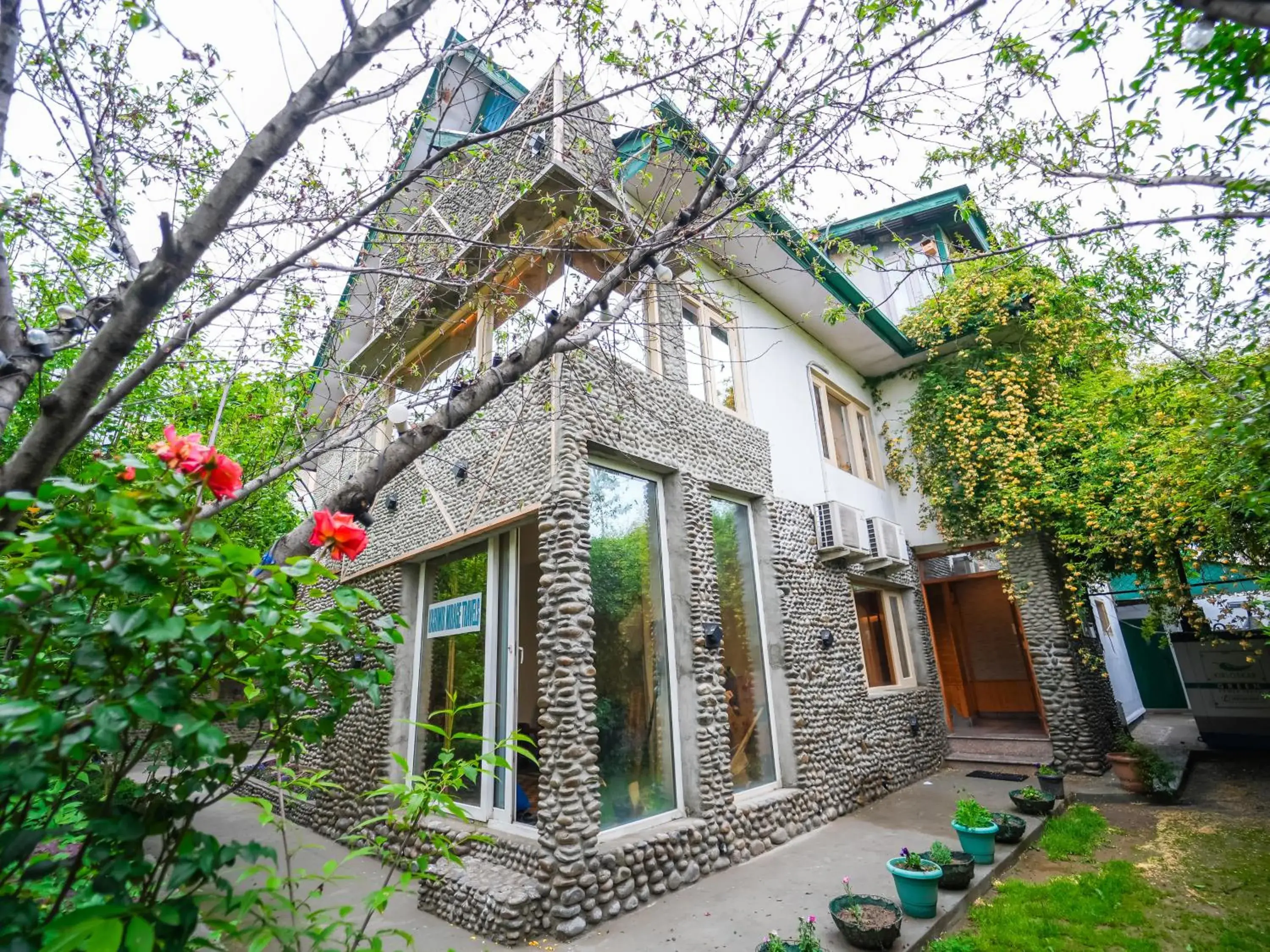 Property building in Hotel Mirage Property building in Hotel Mirage