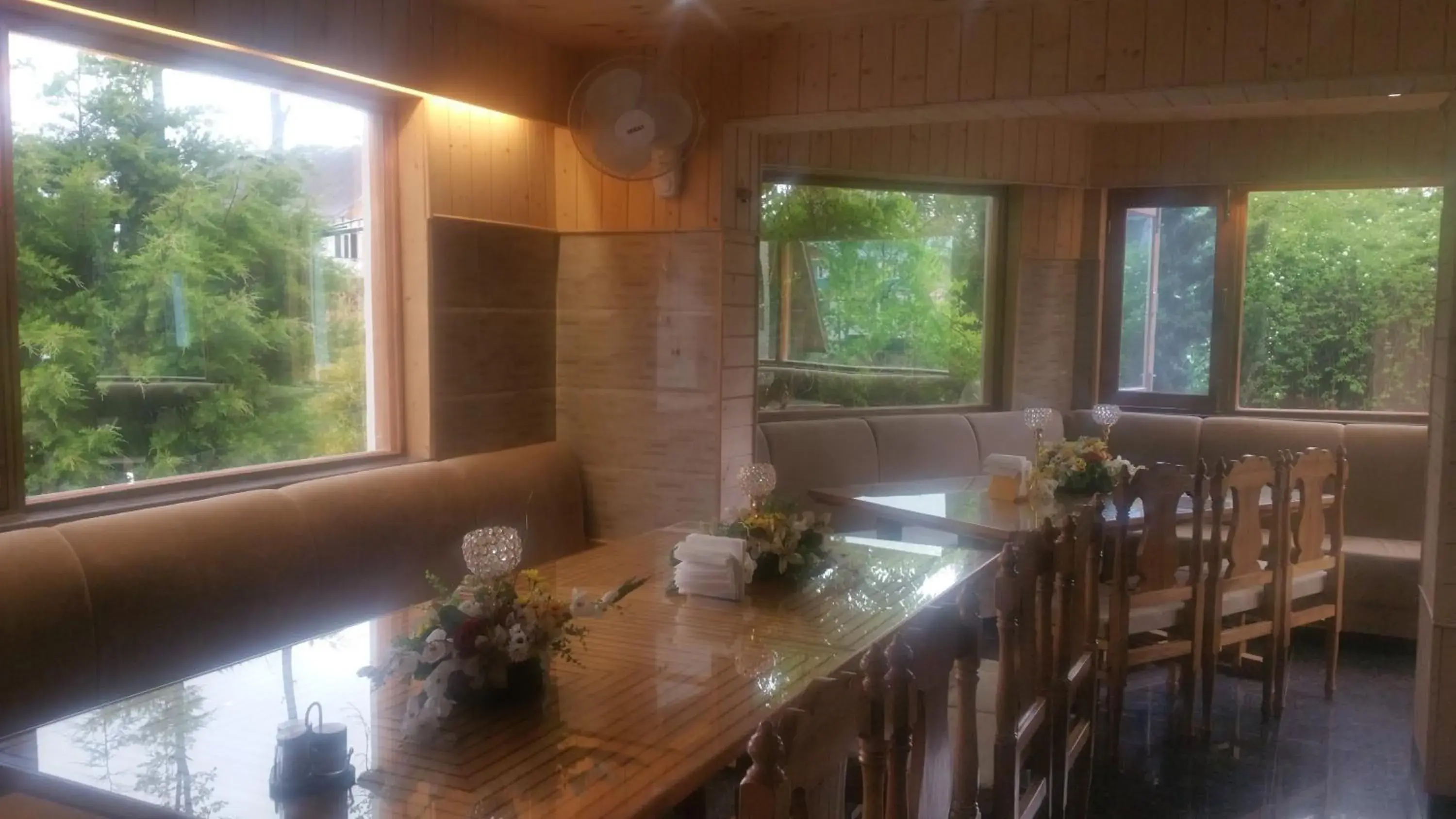 Restaurant/places to eat in Hotel Mirage Restaurant/places to eat in Hotel Mirage