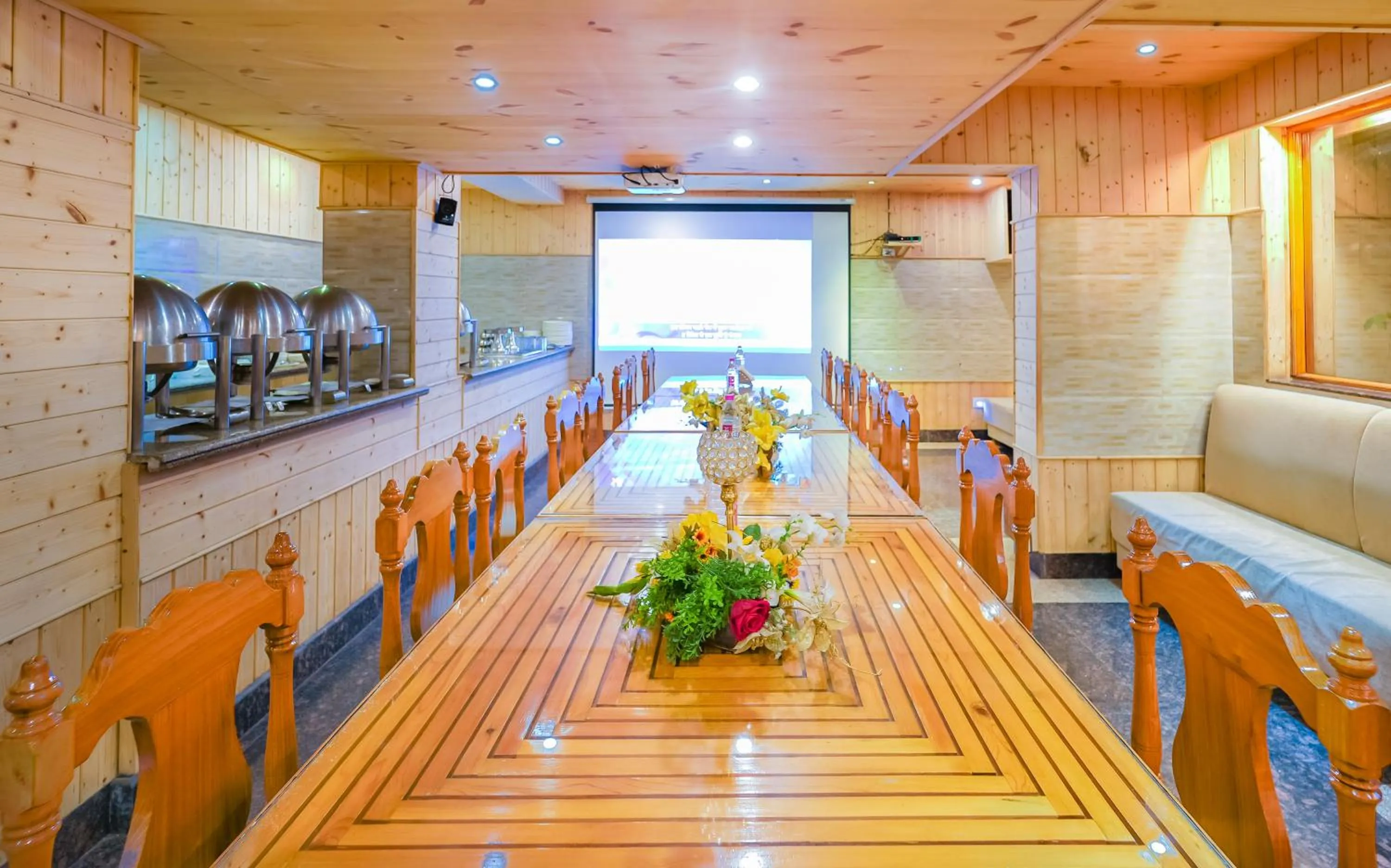 Restaurant/places to eat in Hotel Mirage