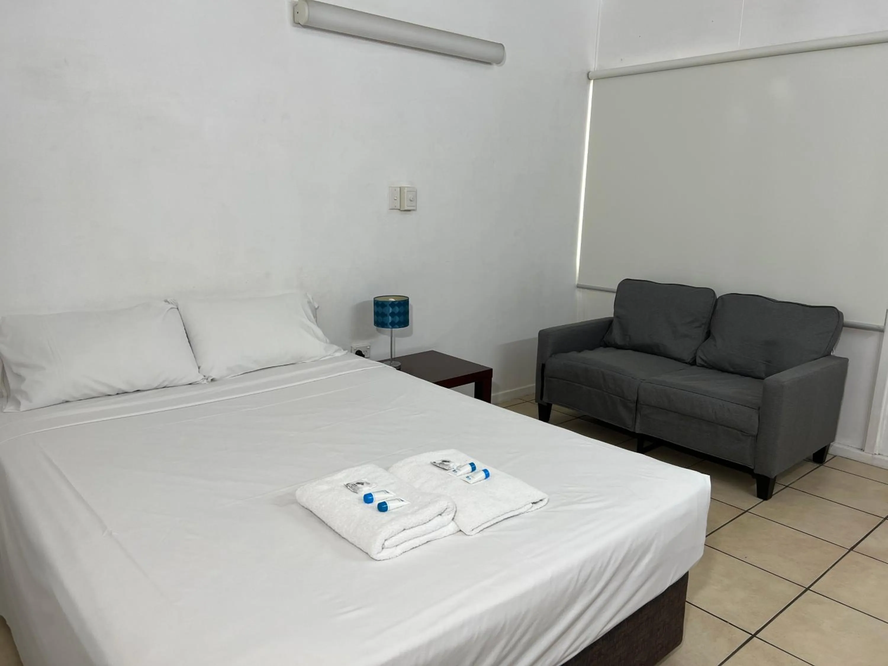 Shell Motel (Pearly Shell Motel)