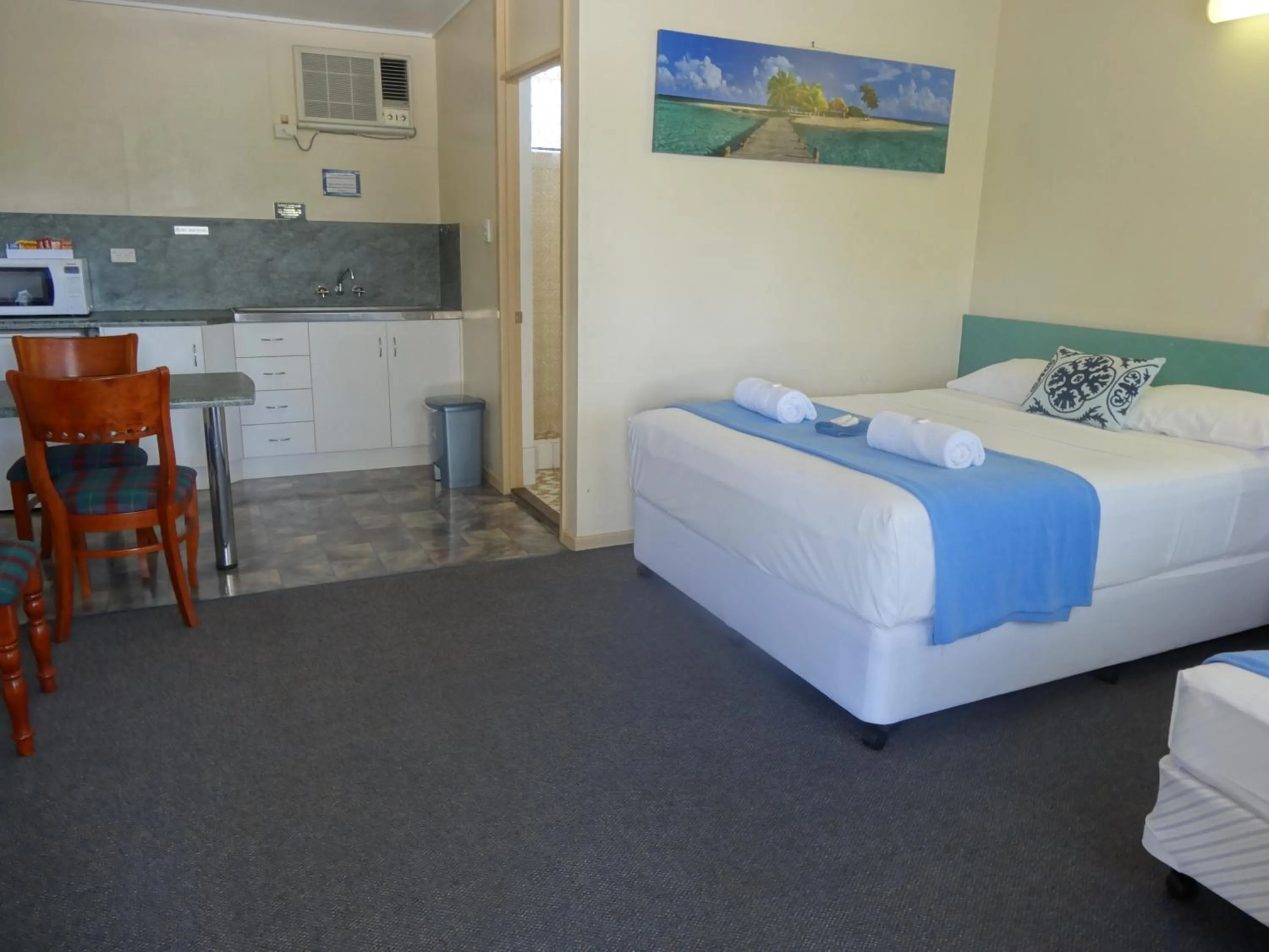 Bed in Shell Motel (Pearly Shell Motel)