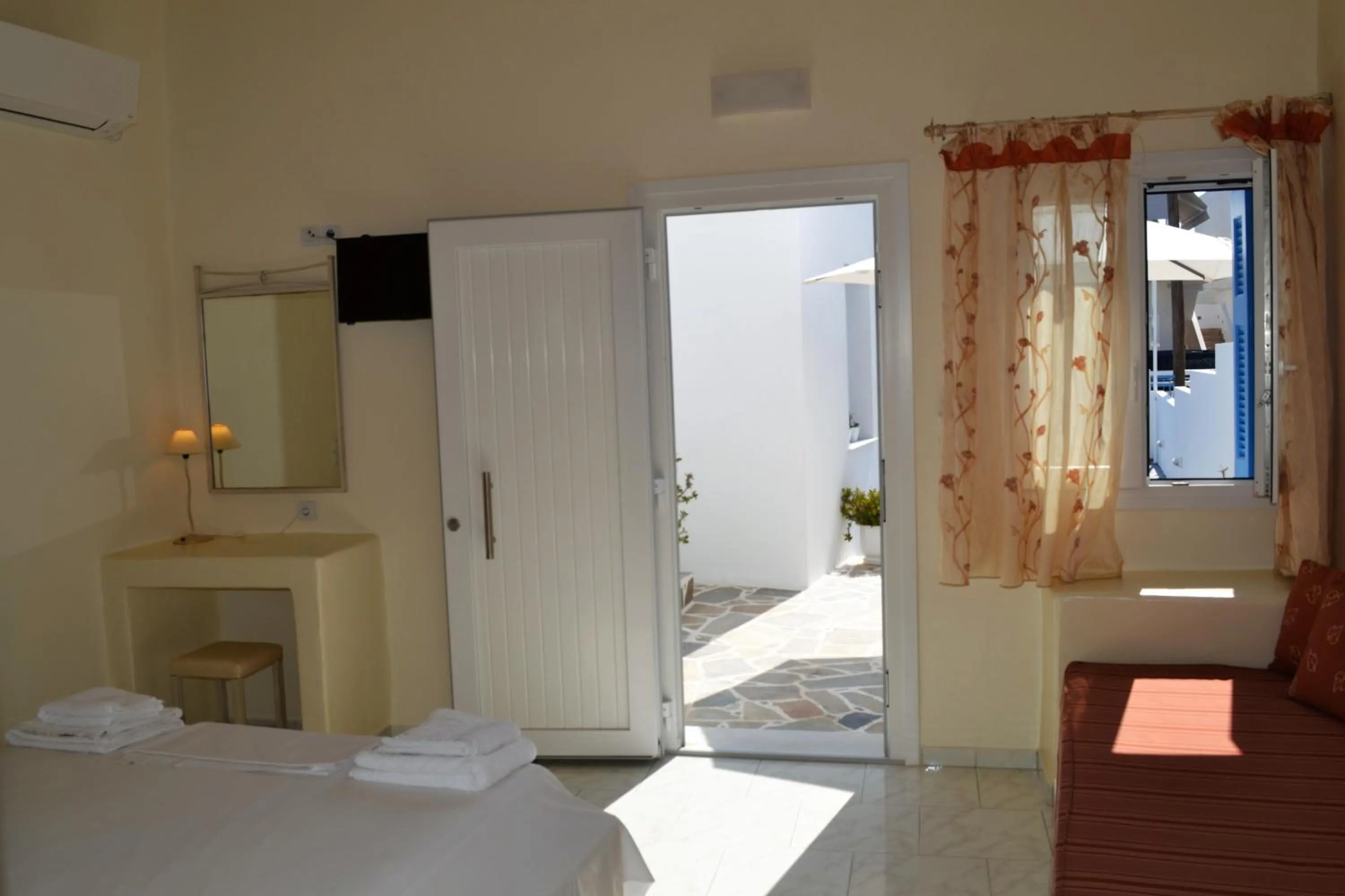 Facade/entrance, Bed in Livanios Studios