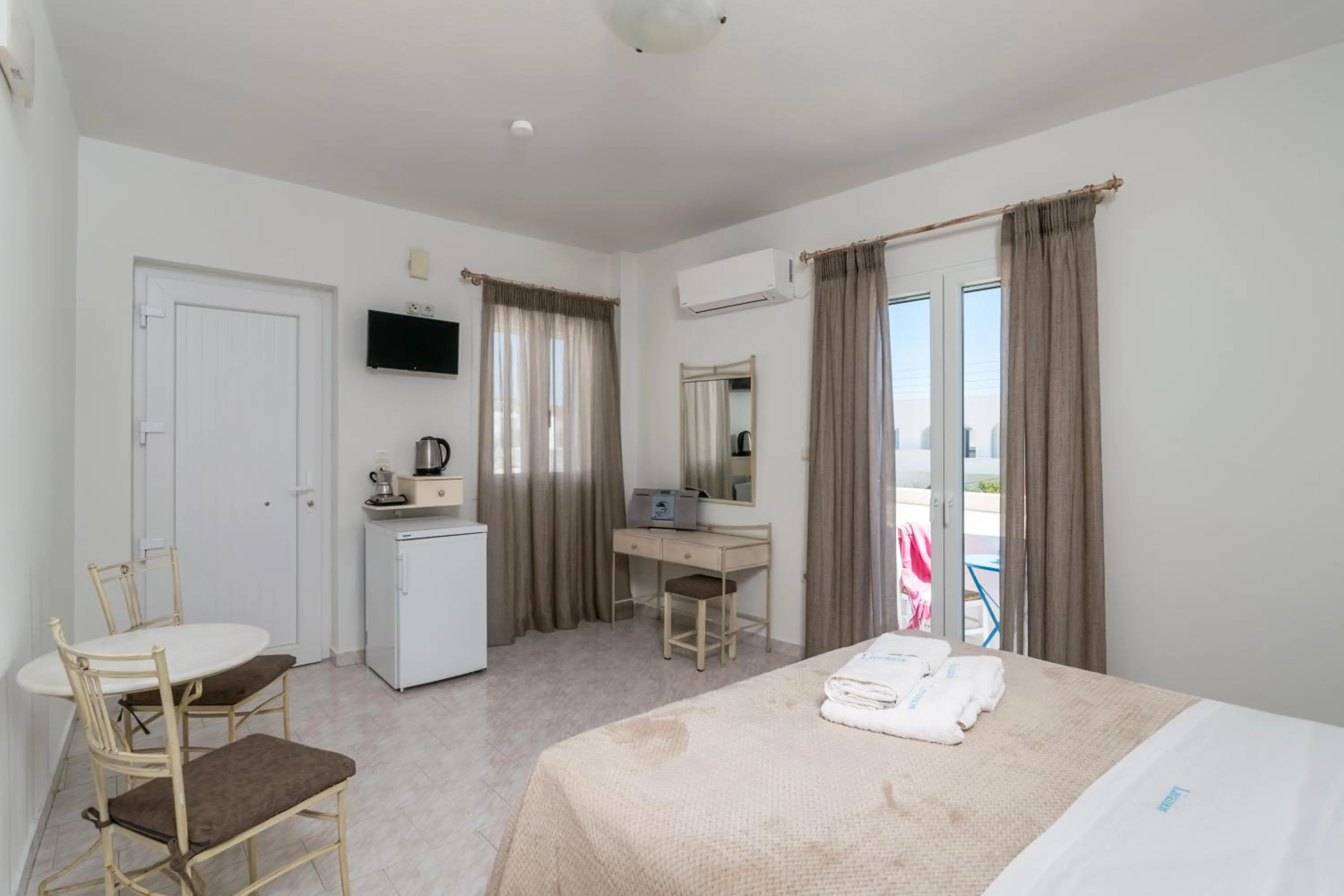 Photo of the whole room, Bed in Livanios Studios
