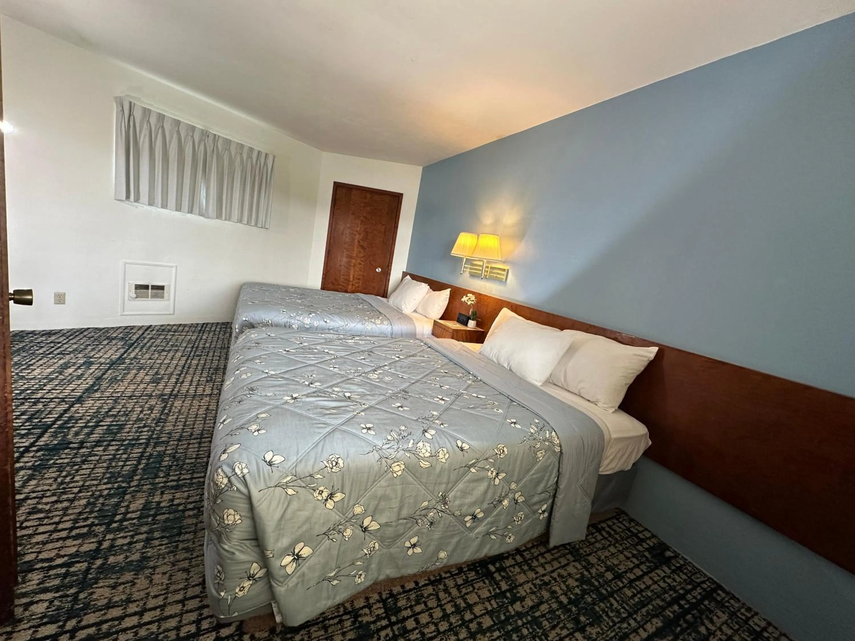 Bed in Curly Redwood Lodge