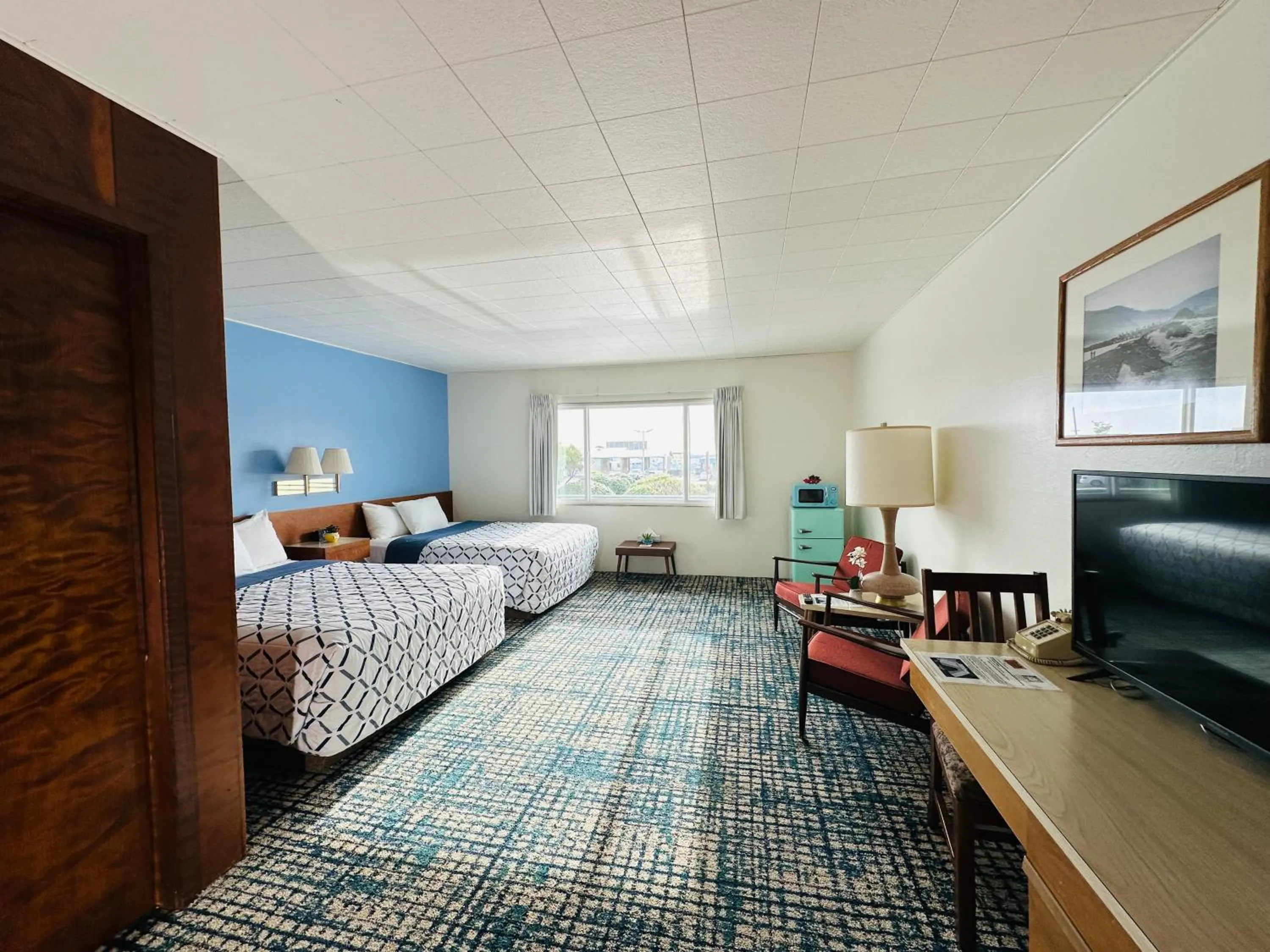 Bed in Curly Redwood Lodge