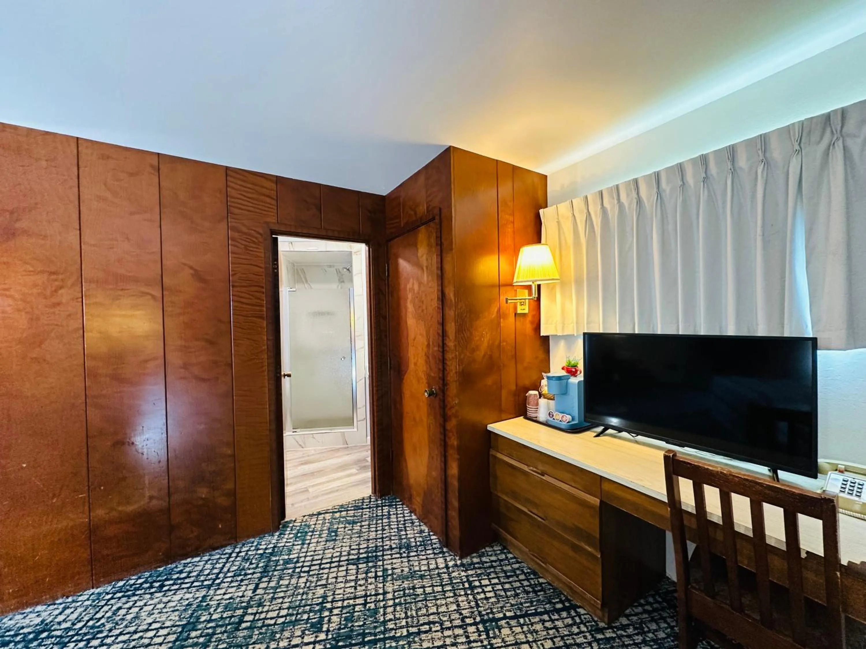 Bed in Curly Redwood Lodge