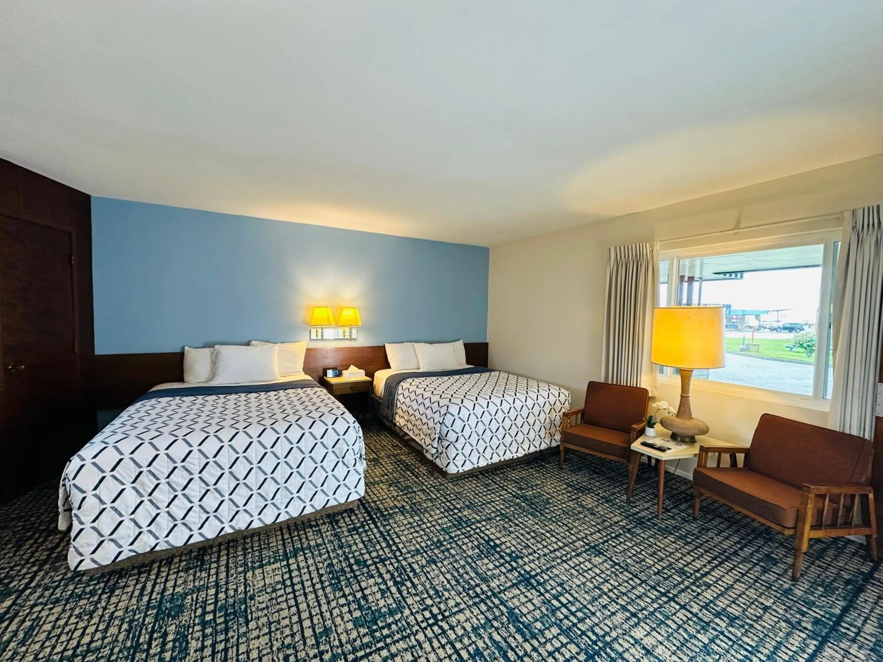 Bed in Curly Redwood Lodge