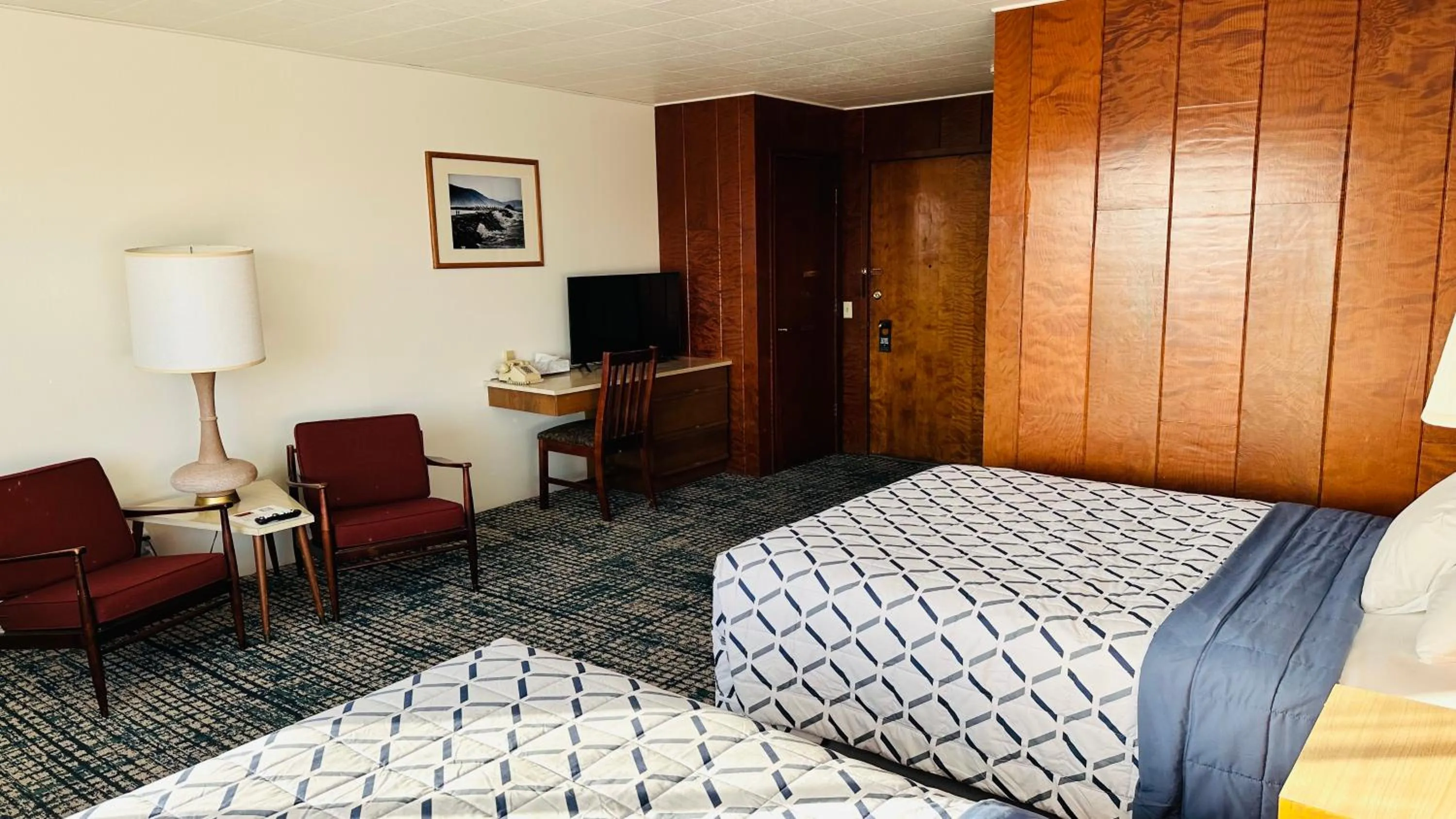 Bed in Curly Redwood Lodge