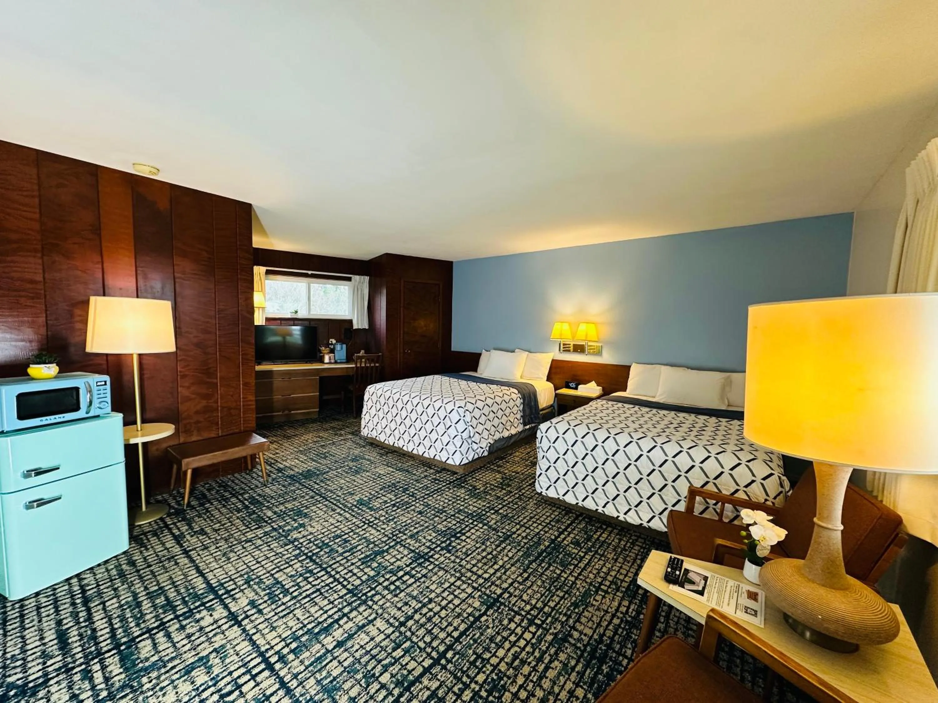 Bed in Curly Redwood Lodge