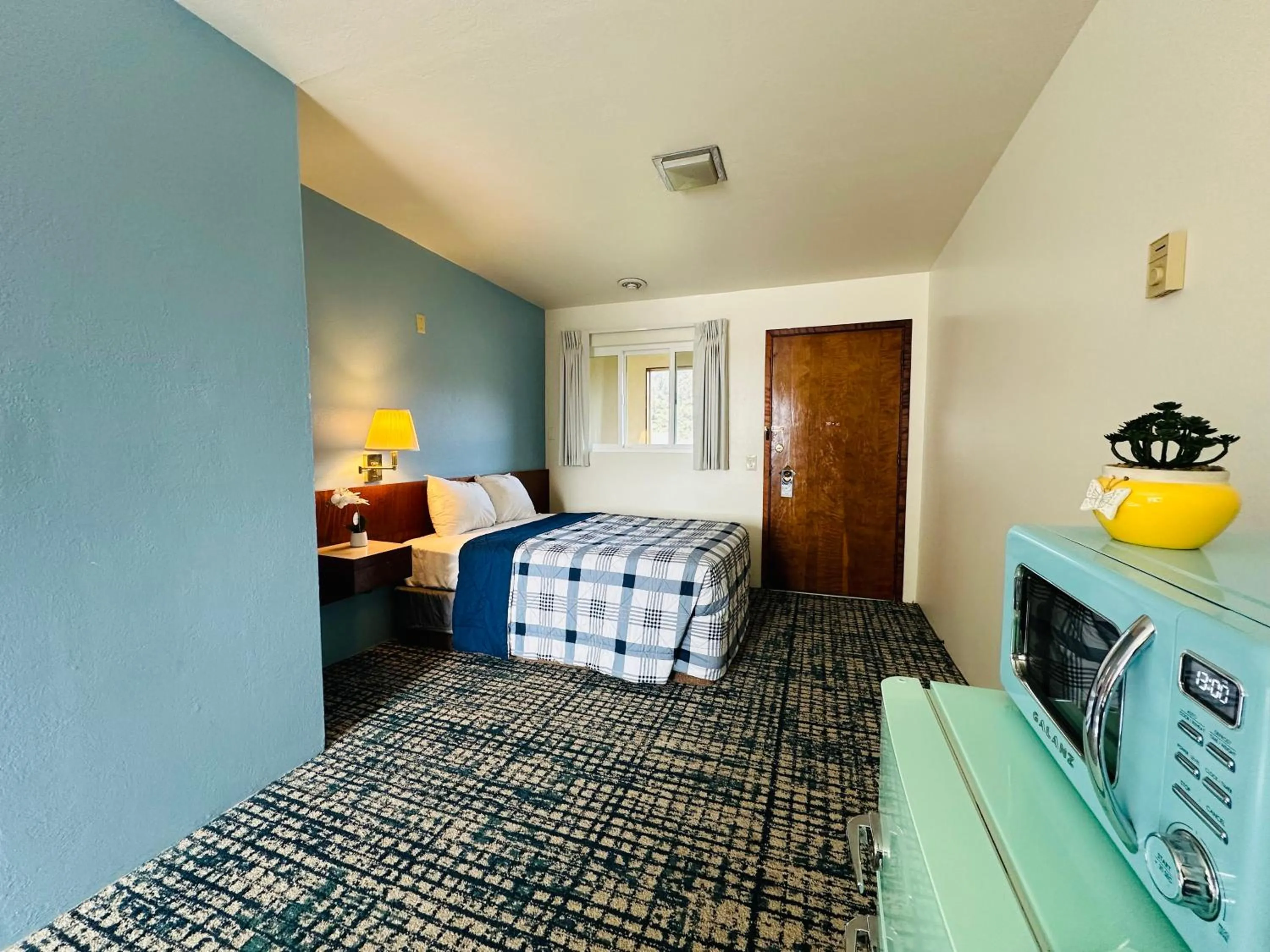 Bed in Curly Redwood Lodge