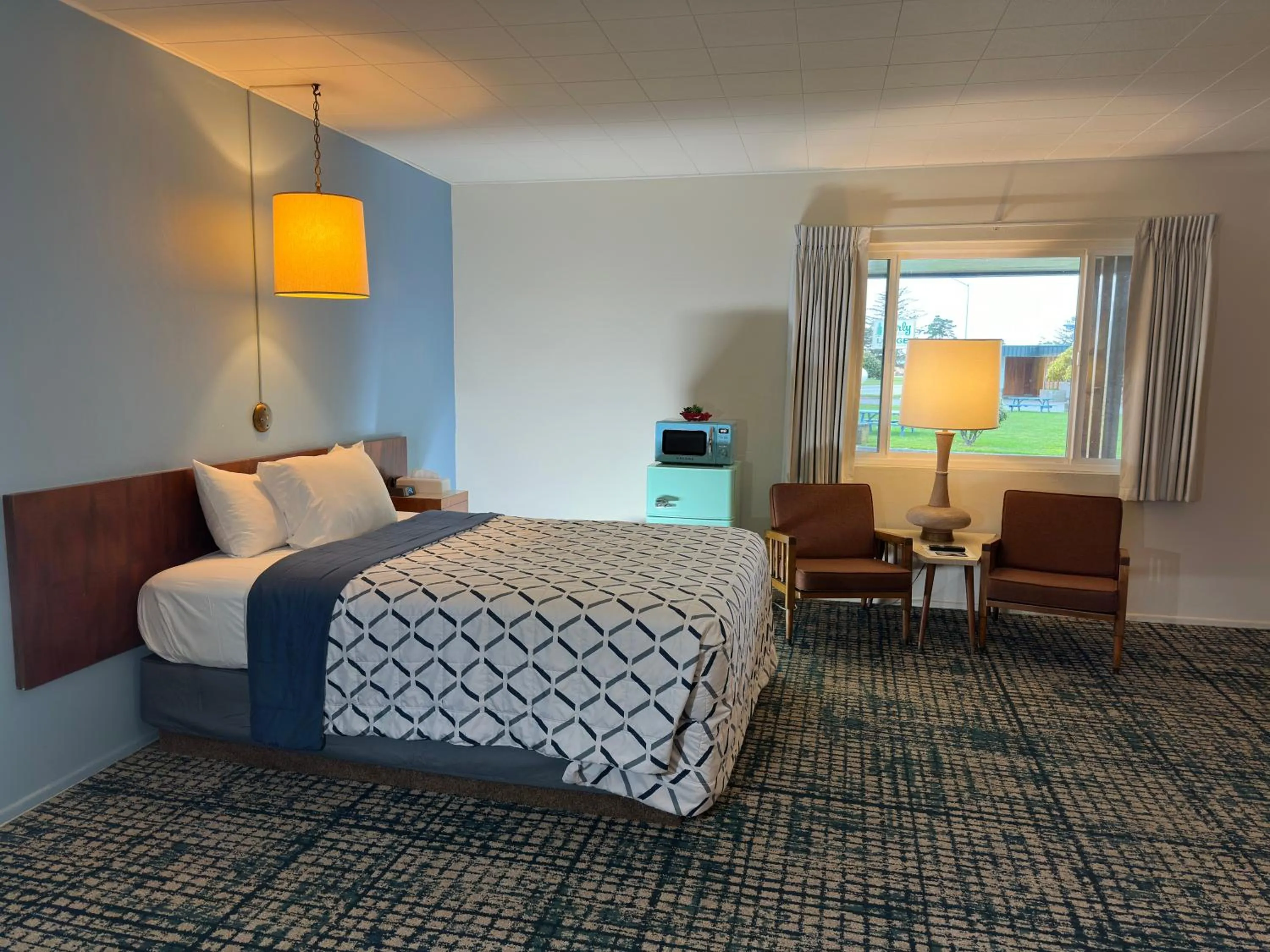 Bed in Curly Redwood Lodge