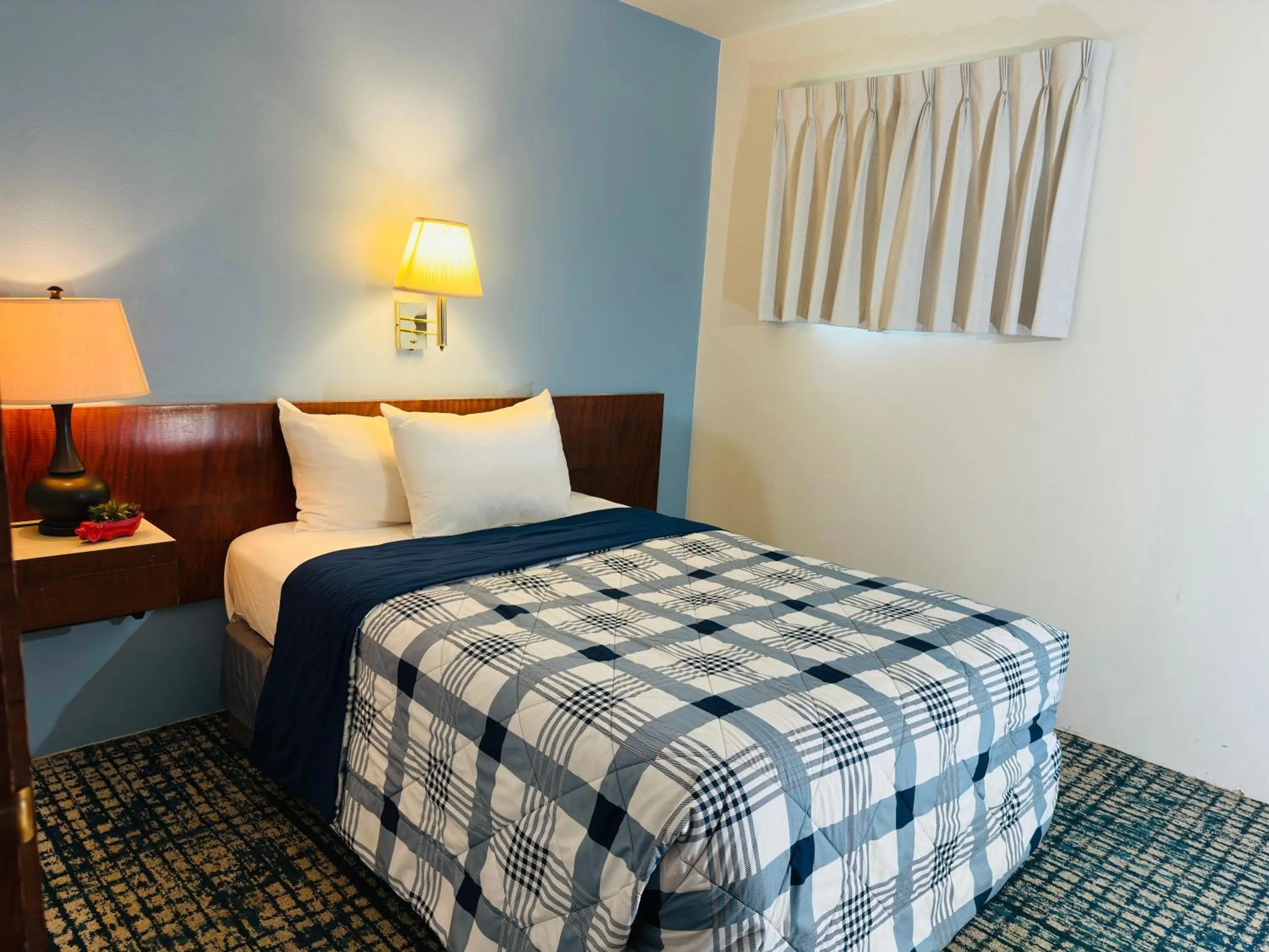 Bed in Curly Redwood Lodge