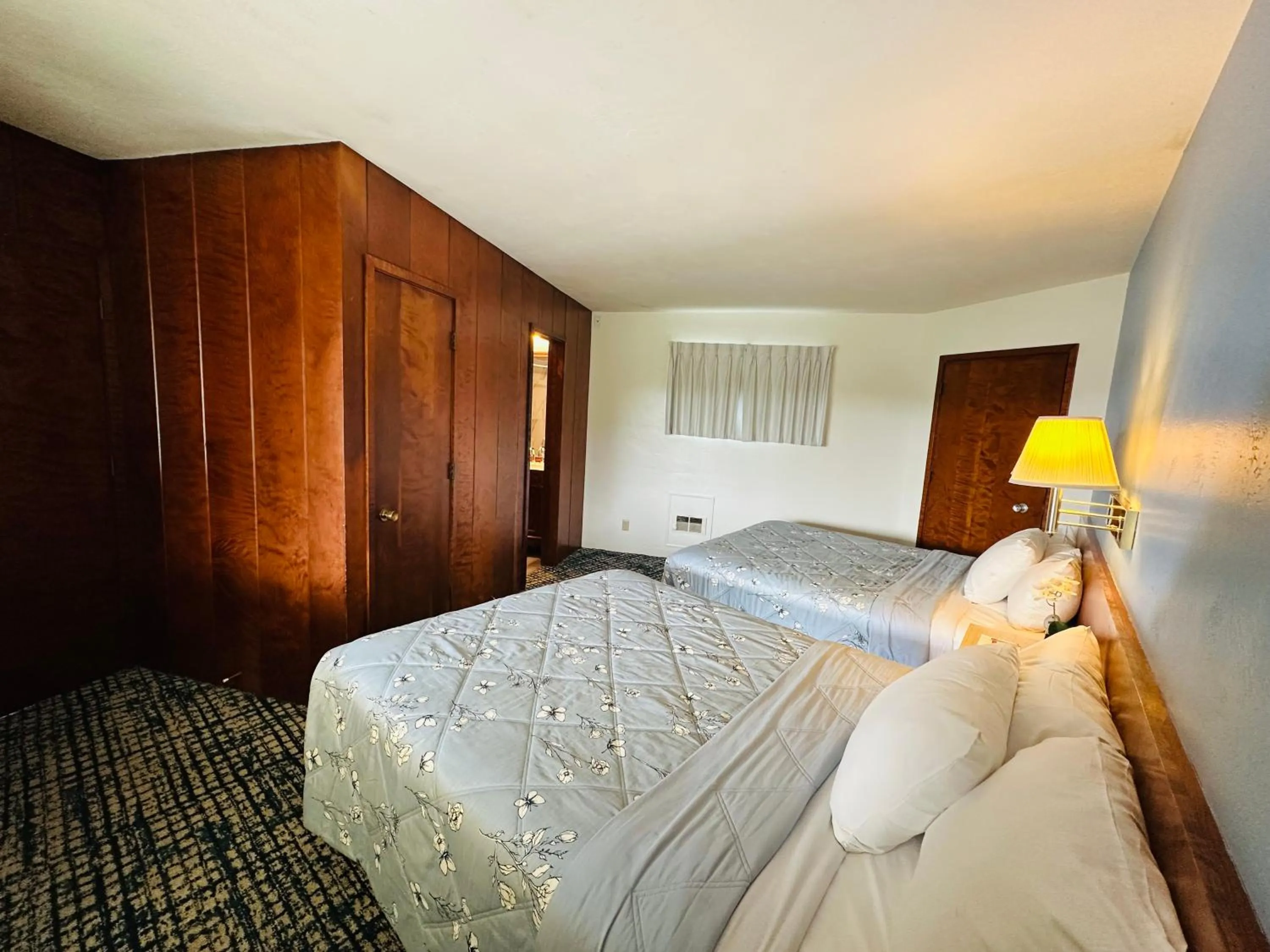 Bed in Curly Redwood Lodge