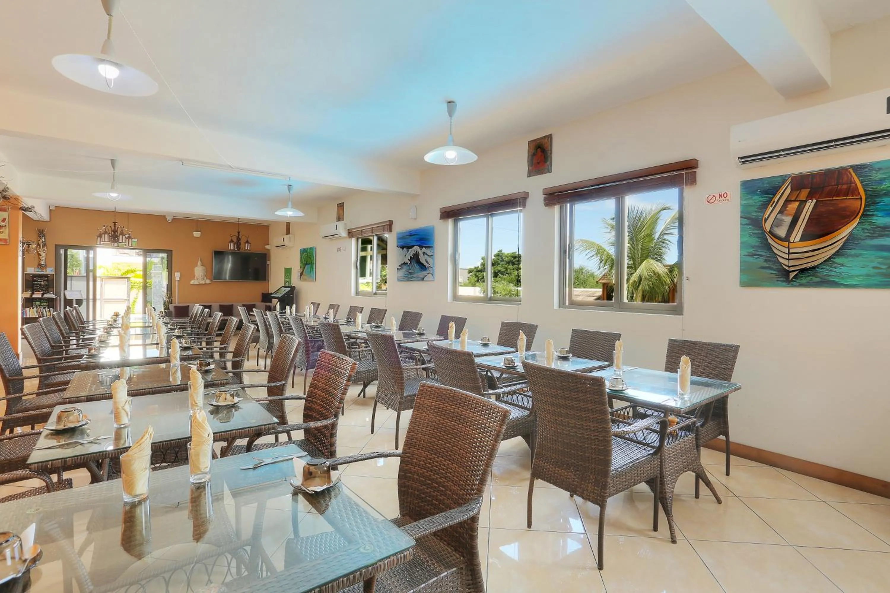 Restaurant/places to eat in L'Oiseau de L'Ocean Tourist Residence