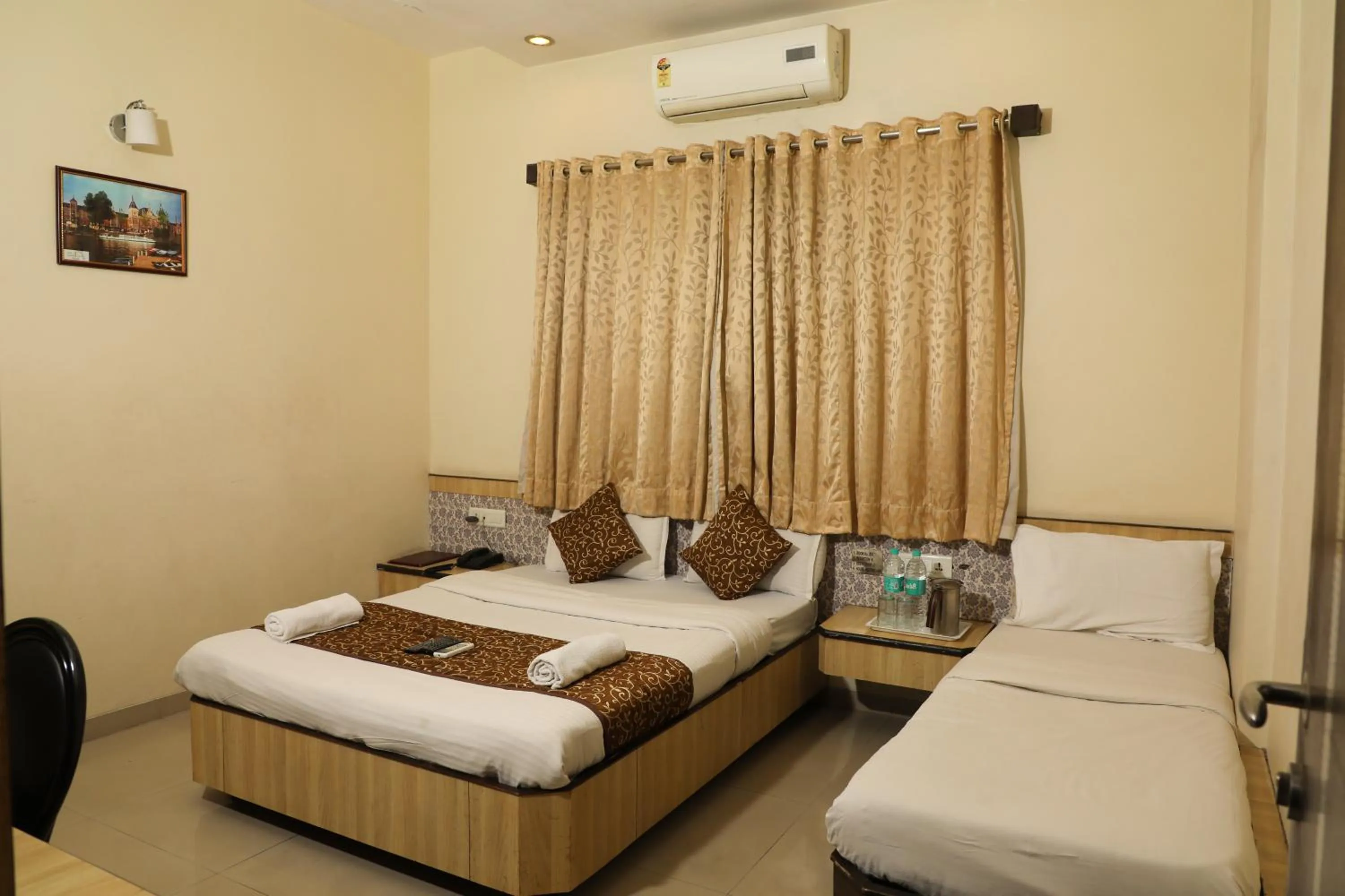 Bed in Hotel Sai Grand Castle Inn