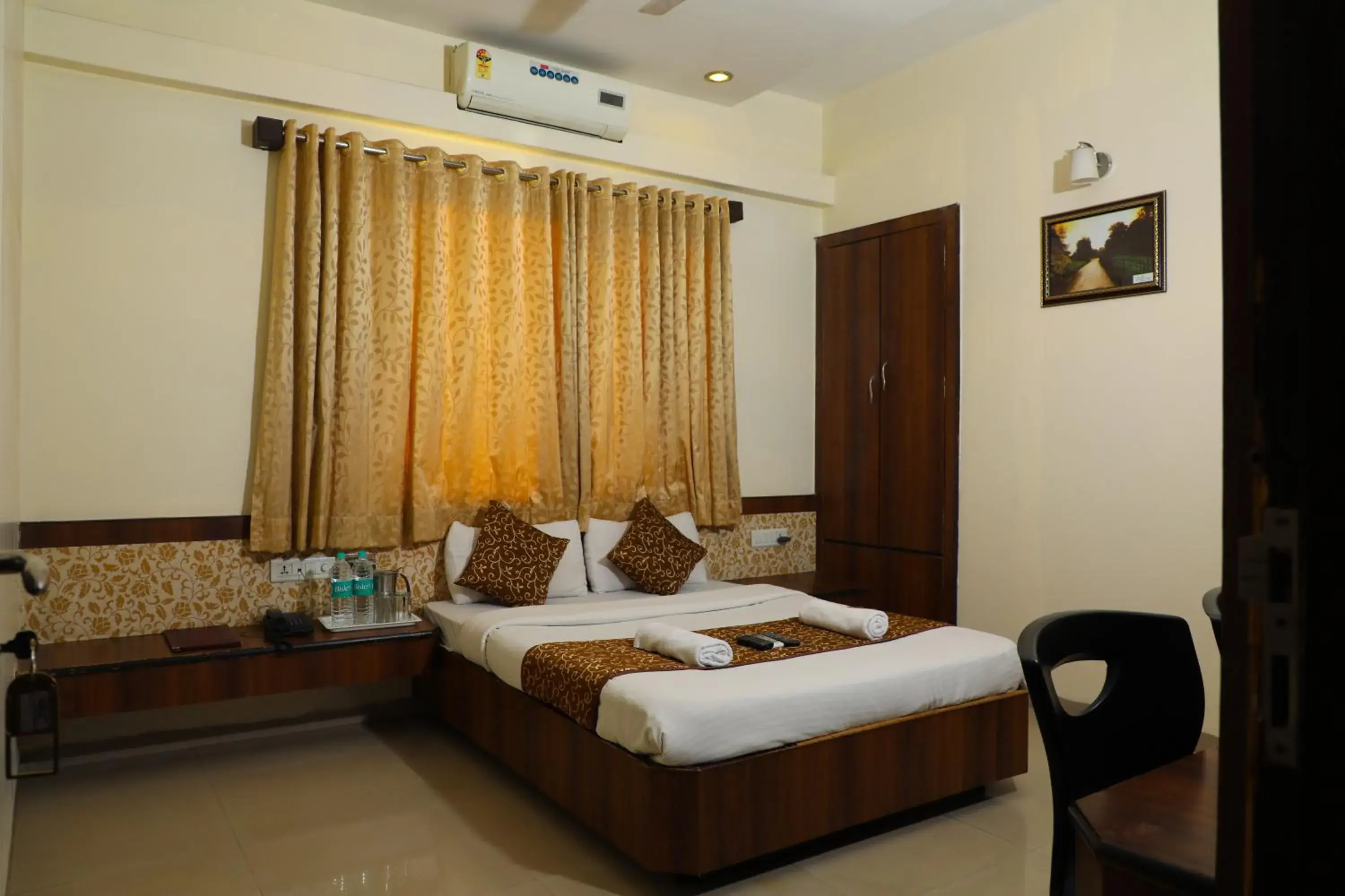 Deluxe Double Room - Non AC in Hotel Sai Grand Castle Inn Deluxe Double Room - Non AC in Hotel Sai Grand Castle Inn