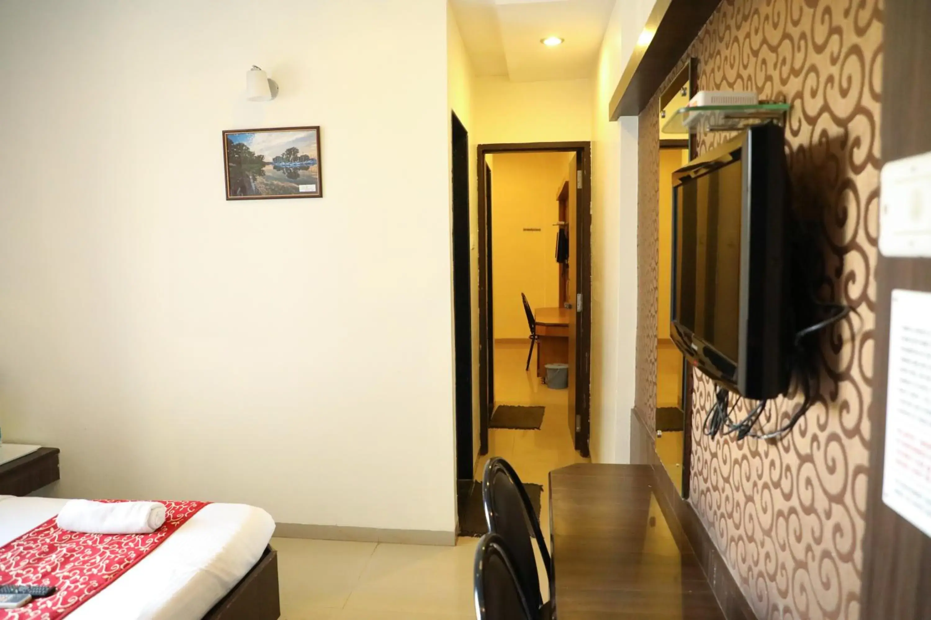 TV and multimedia, Bed in Hotel Sai Grand Castle Inn TV and multimedia, Bed in Hotel Sai Grand Castle Inn