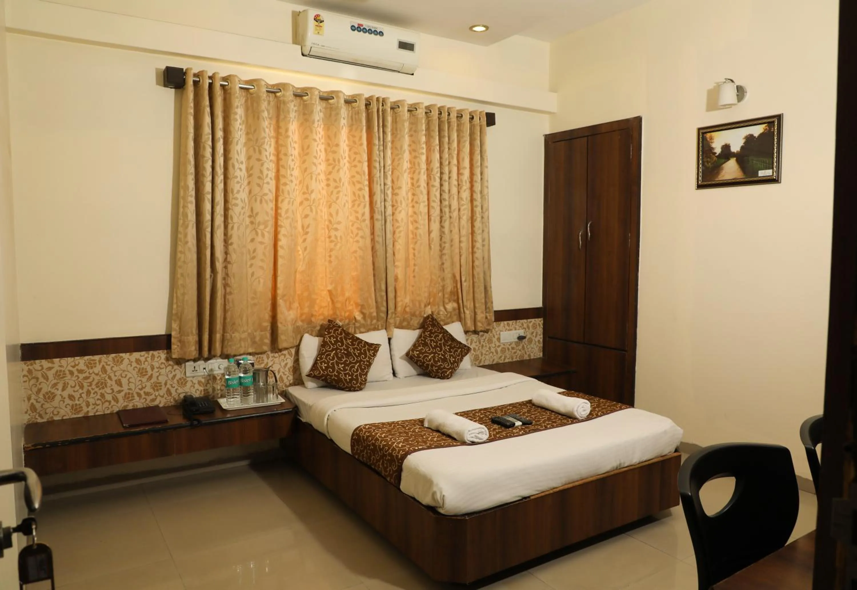 Bed in Hotel Sai Grand Castle Inn