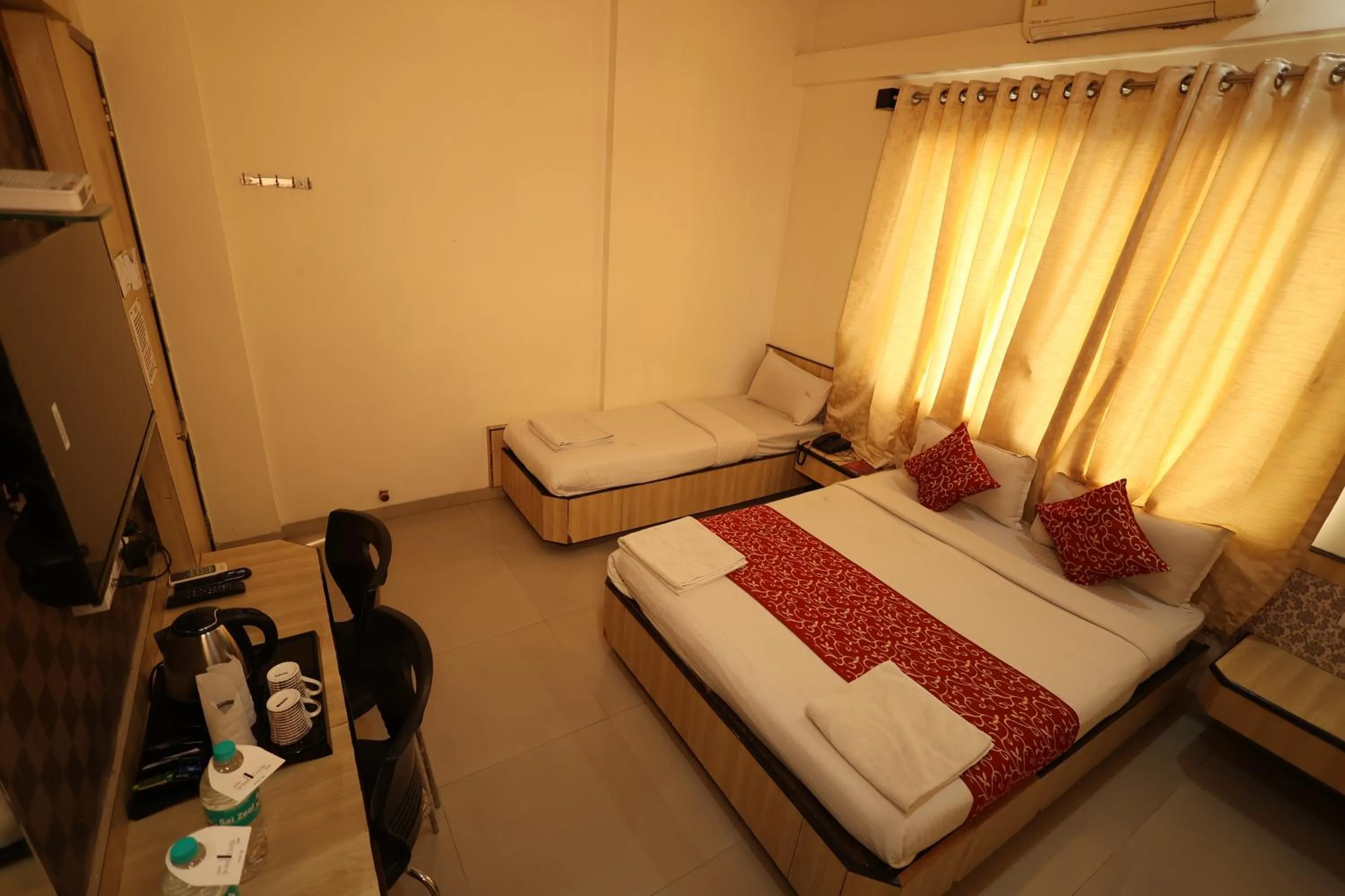 Bed in Hotel Sai Grand Castle Inn