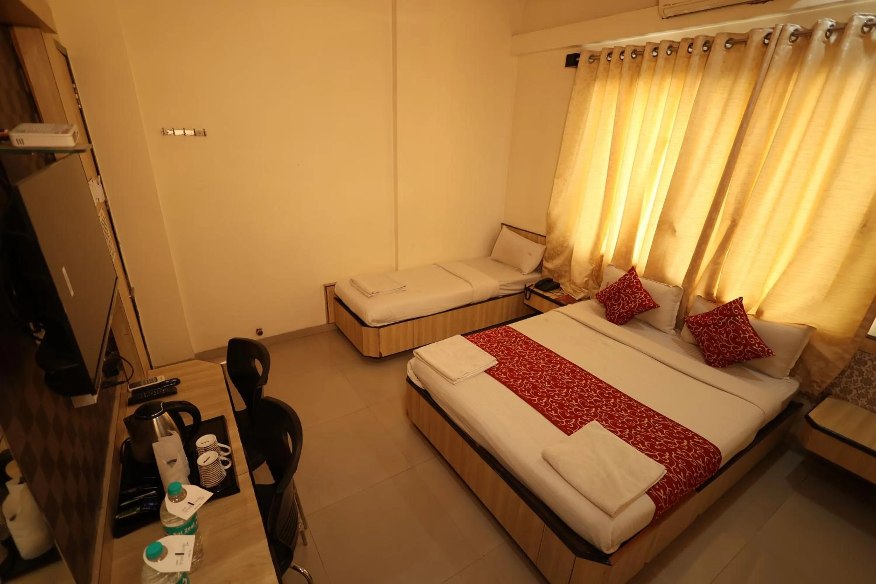 Bed in Hotel Sai Grand Castle Inn