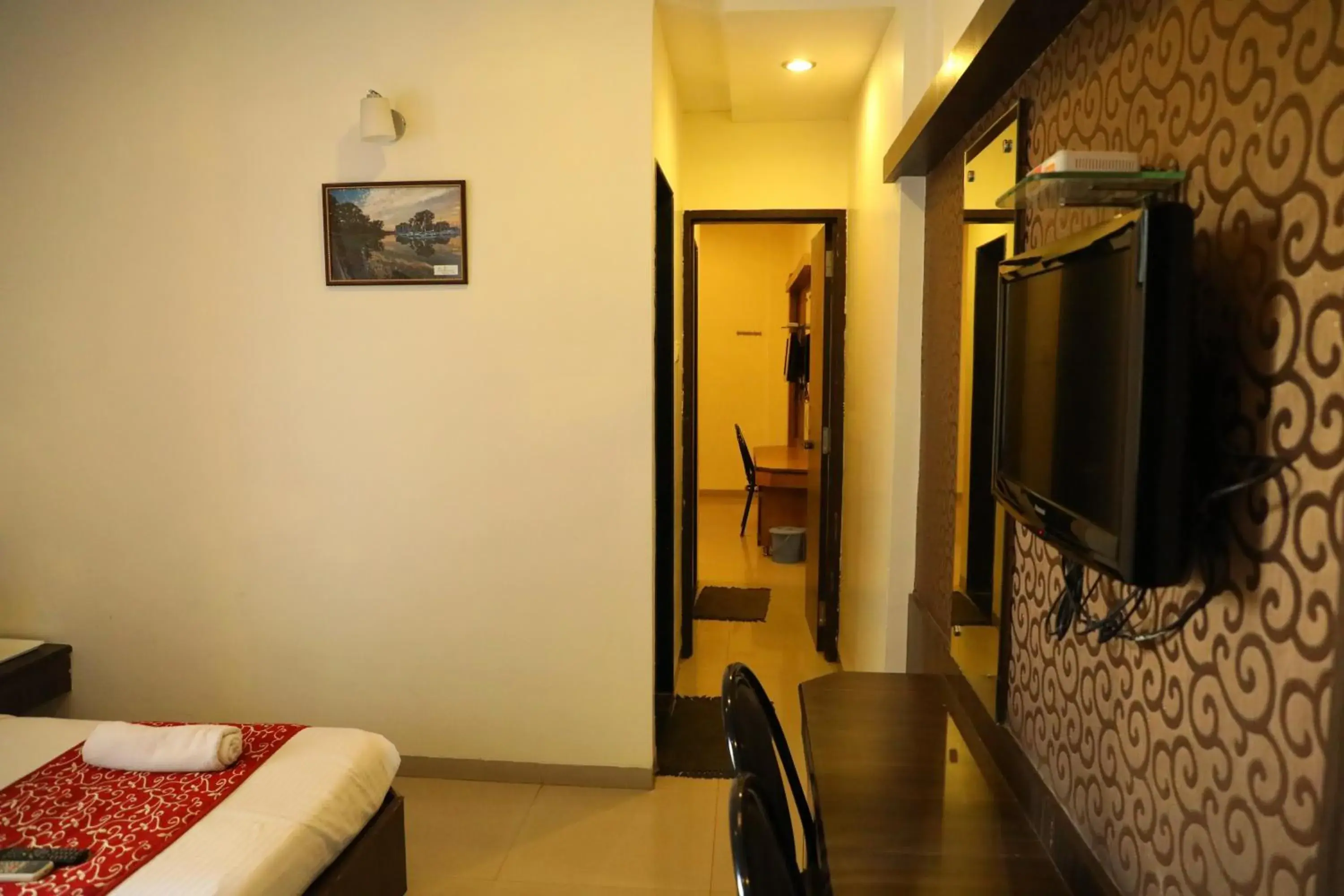 TV and multimedia, Bed in Hotel Sai Grand Castle Inn TV and multimedia, Bed in Hotel Sai Grand Castle Inn