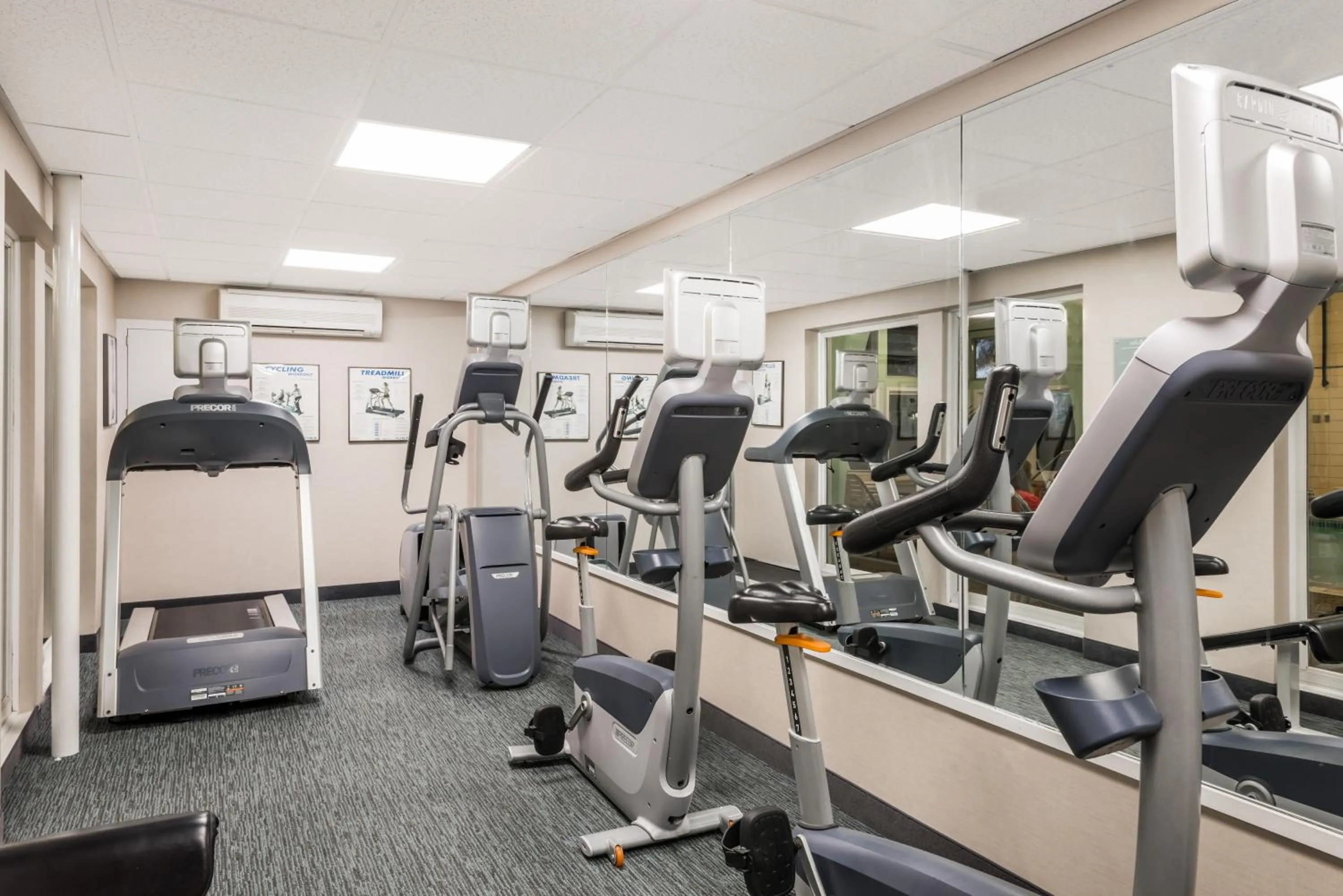 Fitness centre/facilities in Howard Johnson by Wyndham Middletown Newport Area