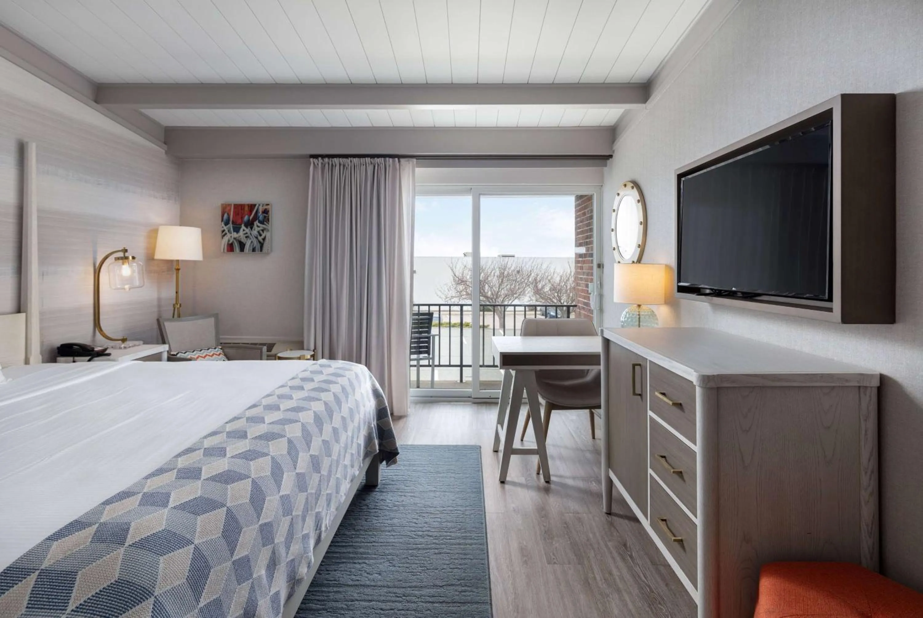 Photo of the whole room, Bed in Howard Johnson by Wyndham Middletown Newport Area