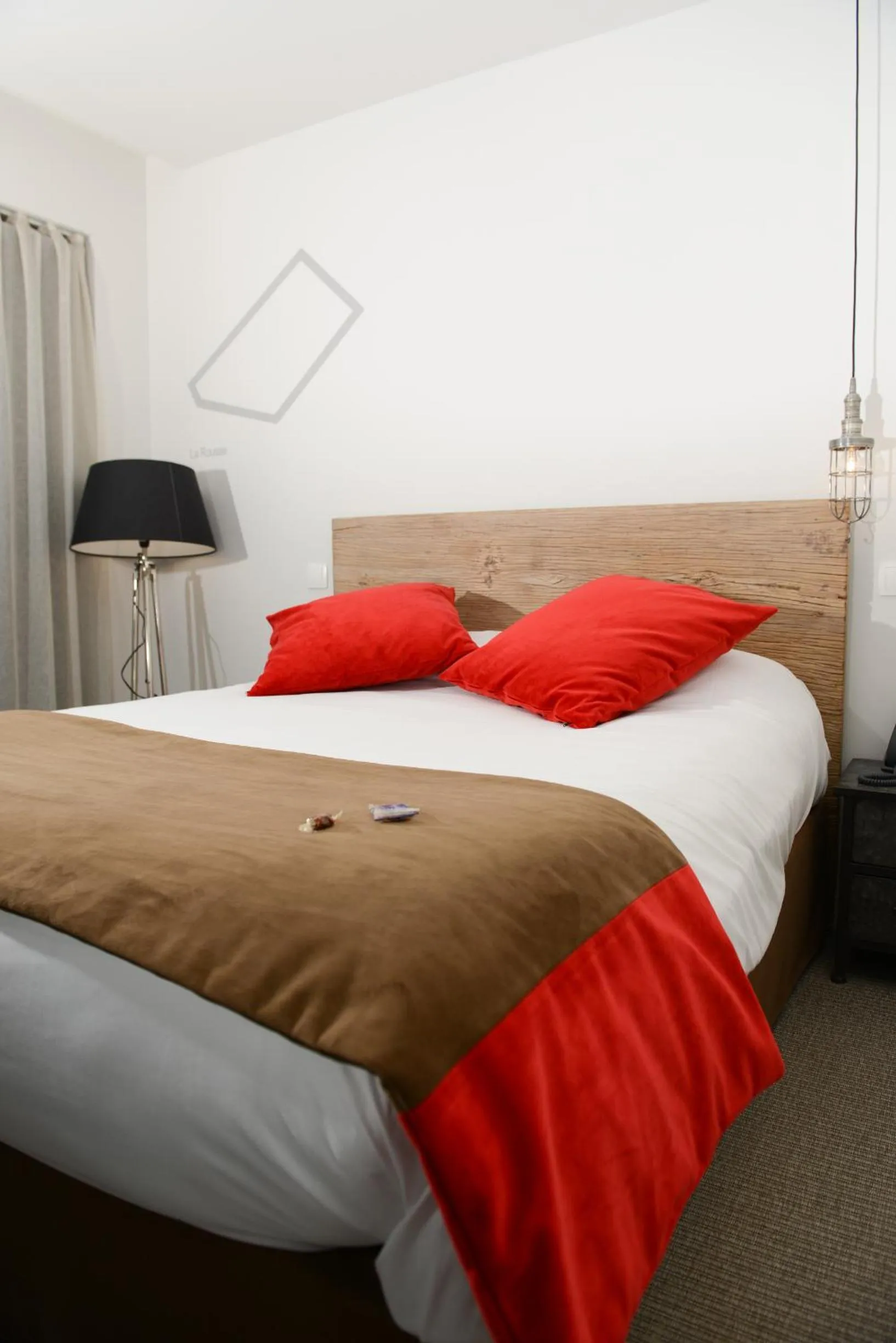 Bedroom, Bed in Hôtel Ar Iniz