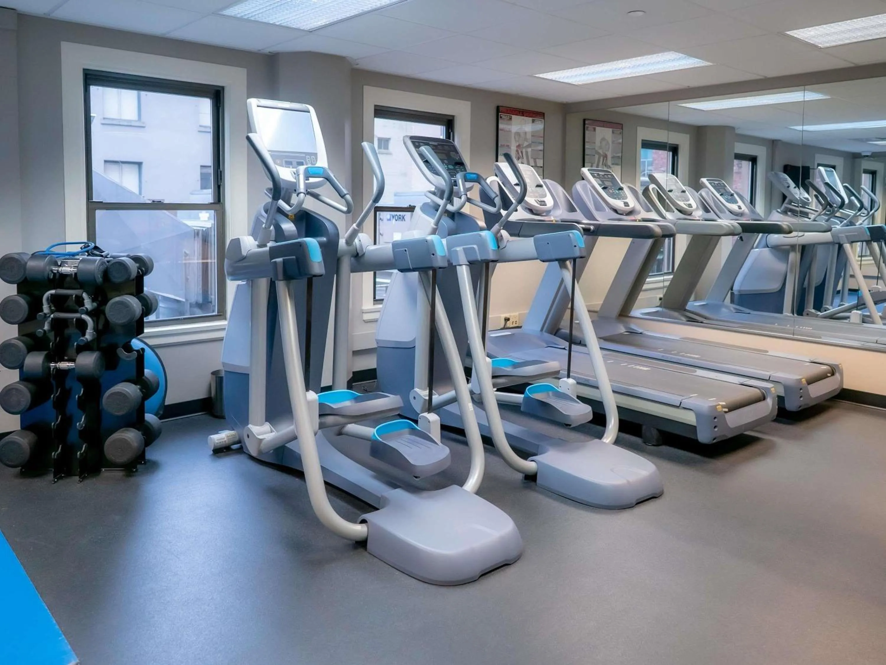 Fitness centre/facilities in Ändra Hotel Seattle - MGallery Collection
