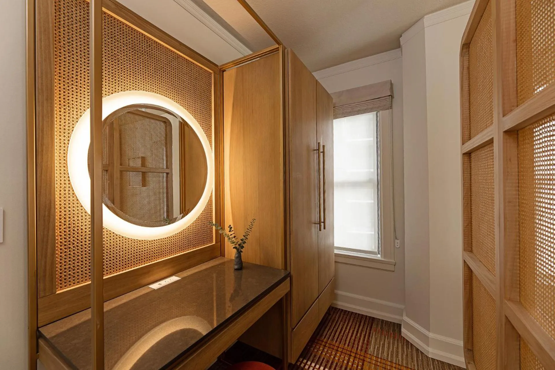 wardrobe in Ändra Hotel Seattle - MGallery Collection