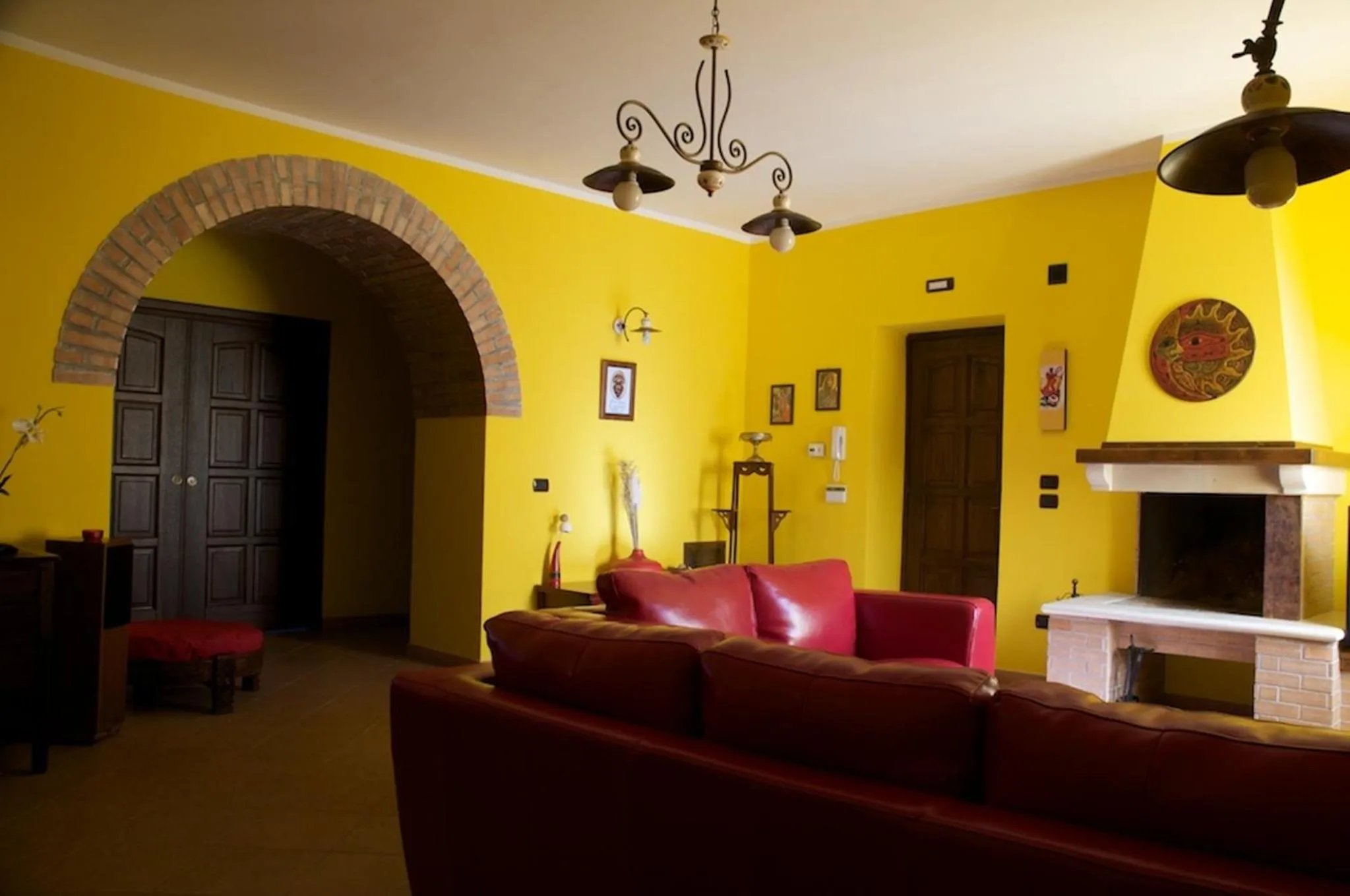 Communal lounge/ TV room in Palazzo Conforti Tree House Resort