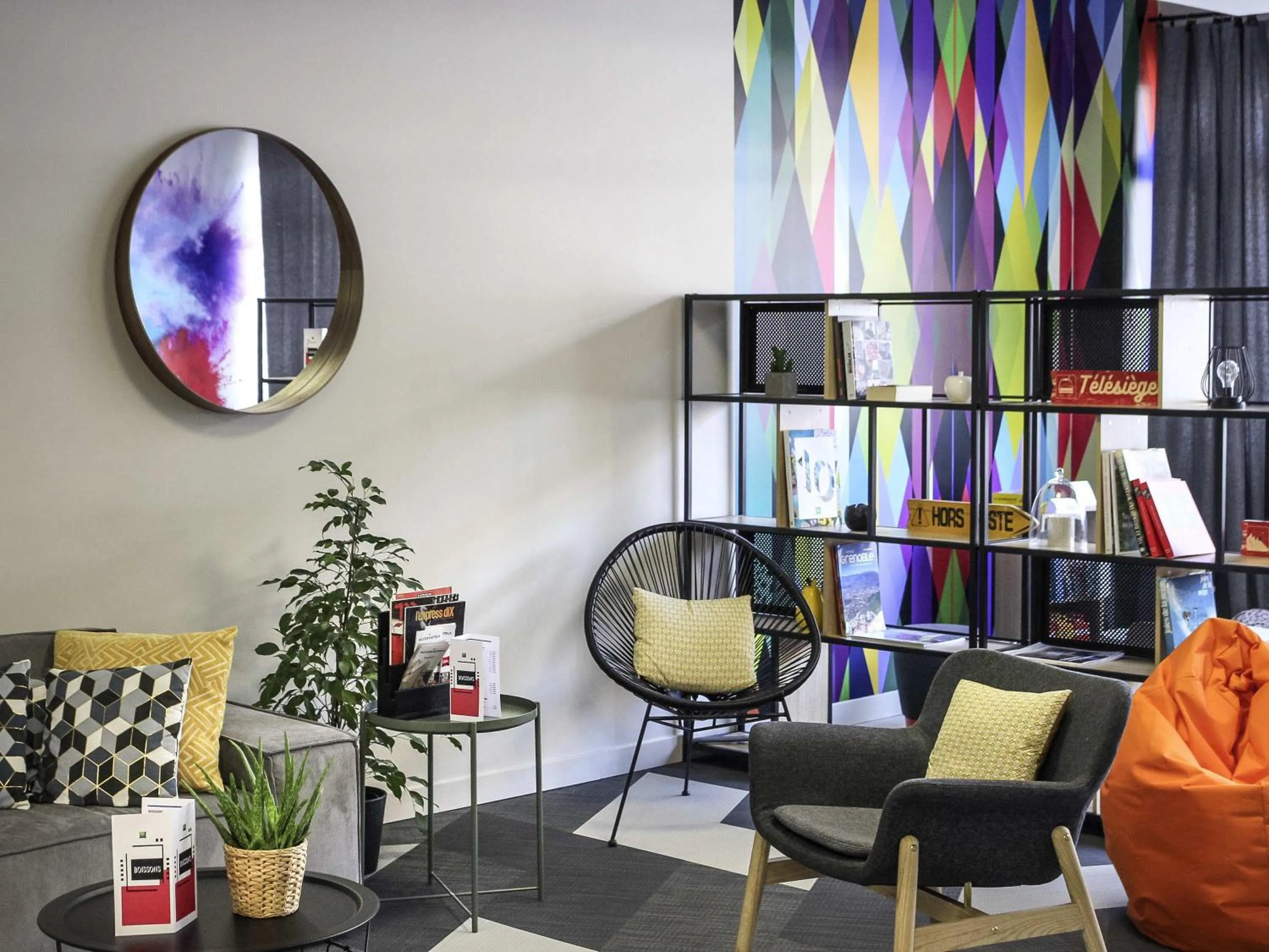 Lounge or bar in Ibis Styles Crolles Grenoble A41
