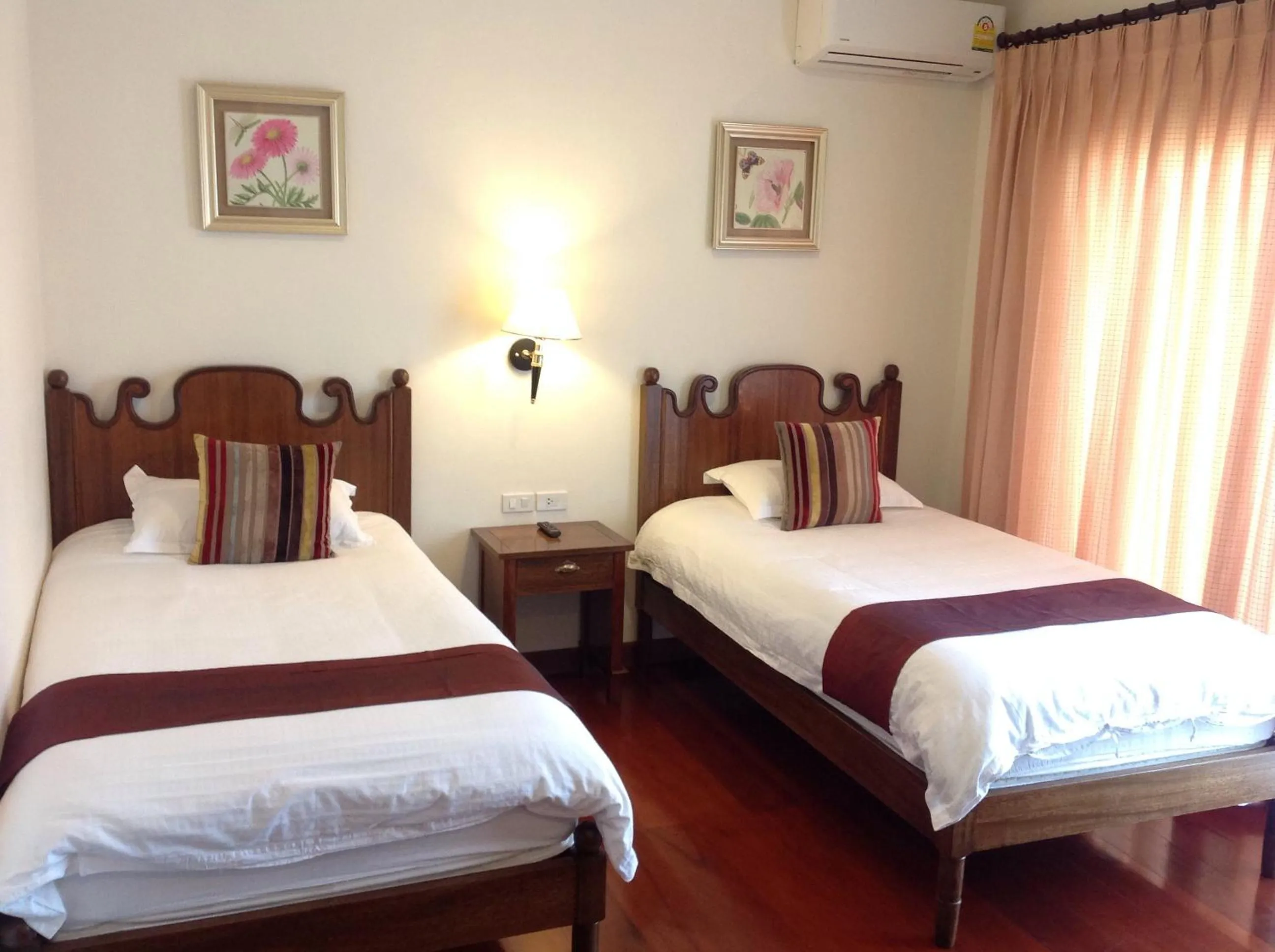 Bedroom, Bed in La Pillow 8