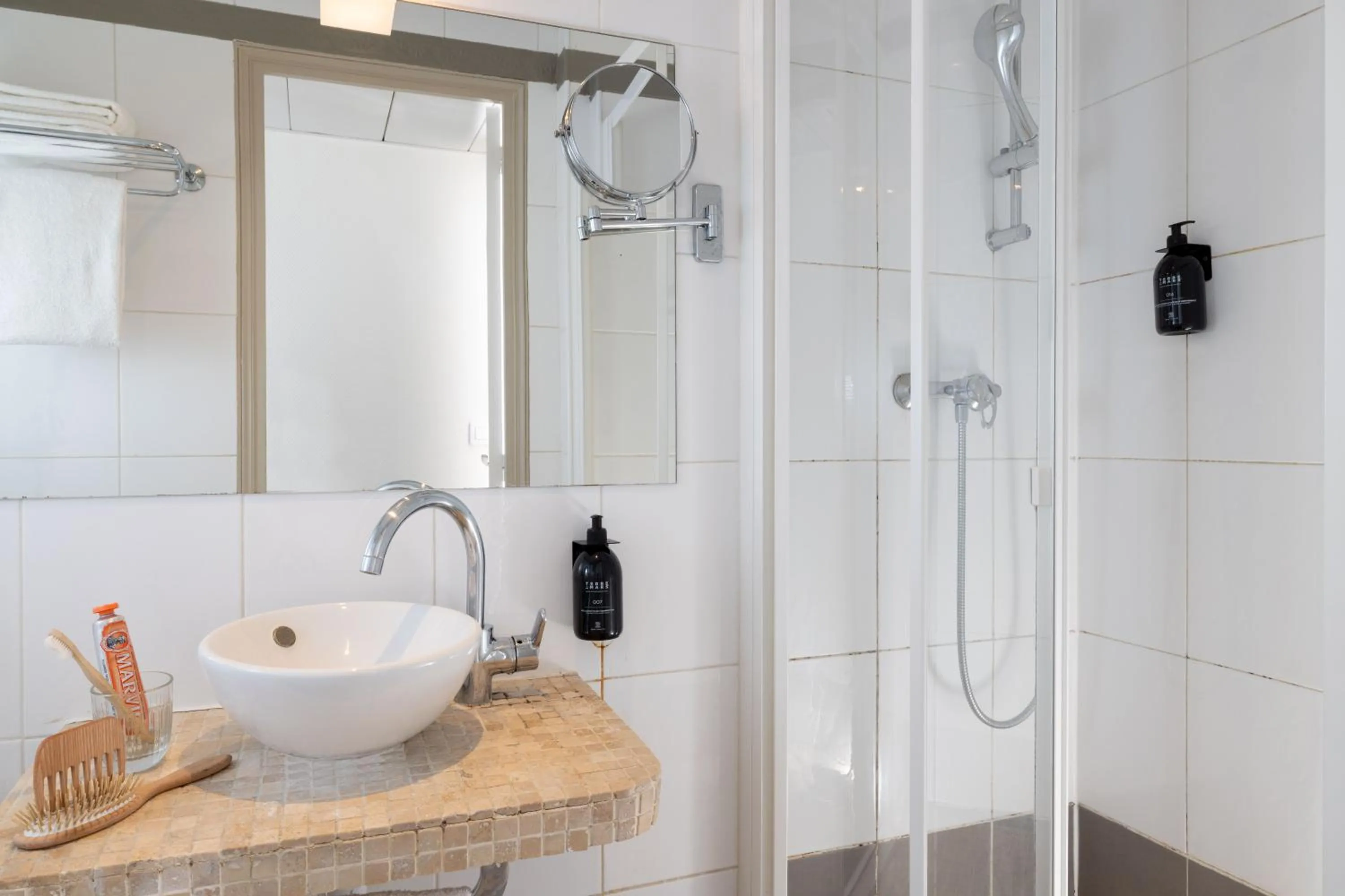 Shower in Hotel Korner Montparnasse