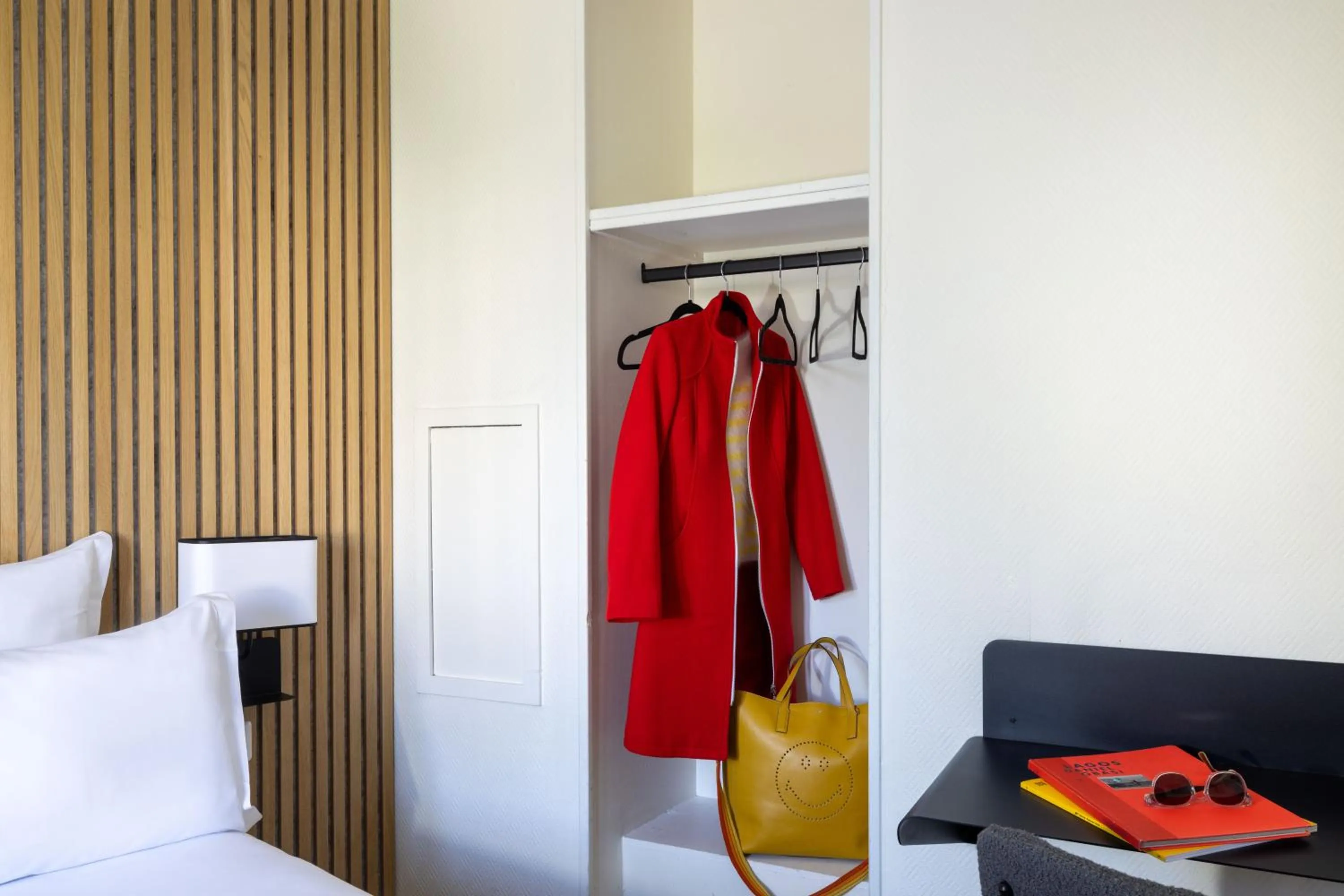 Photo of the whole room, Bed in Hotel Korner Montparnasse