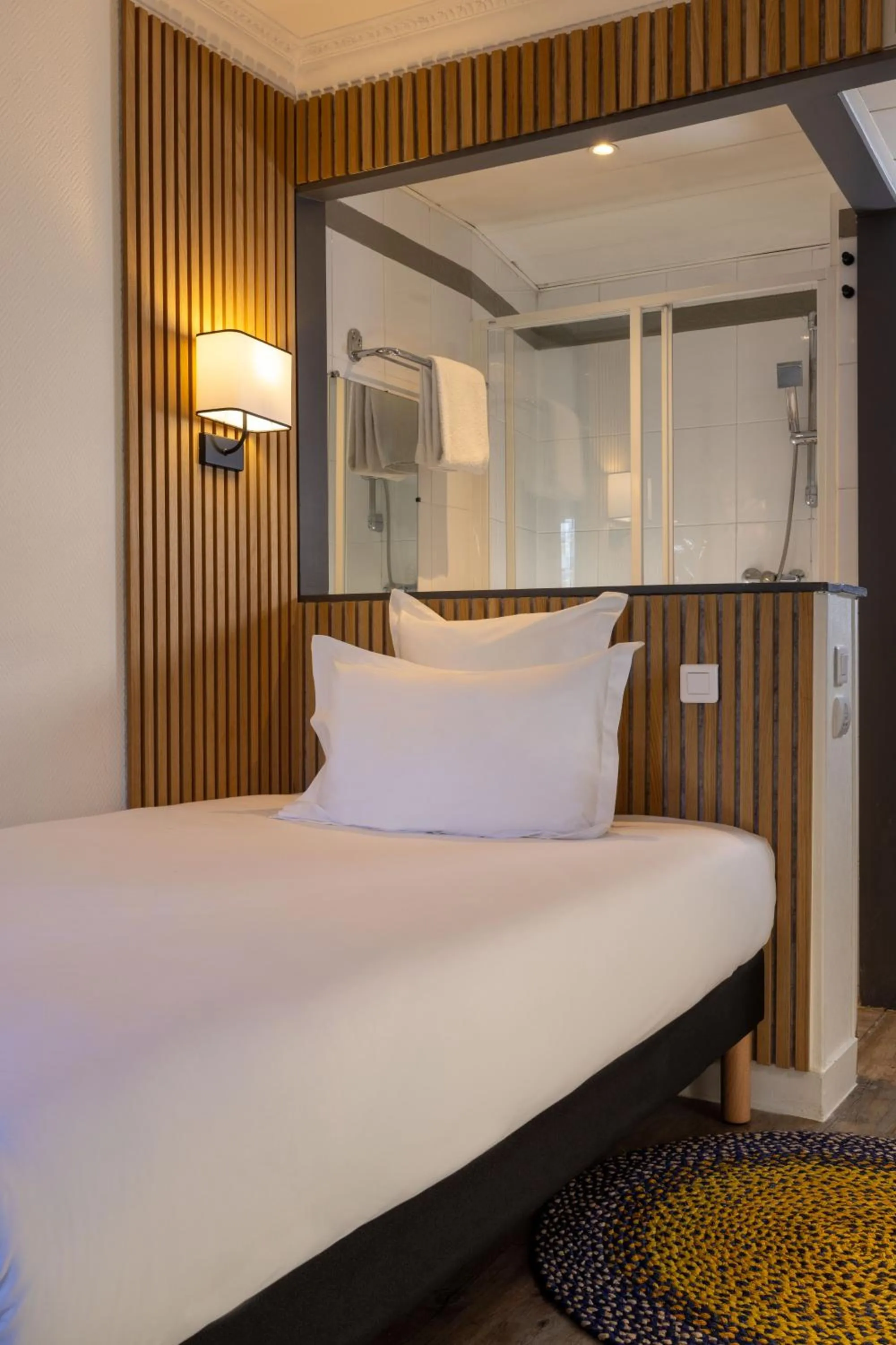 Bed in Hotel Korner Montparnasse