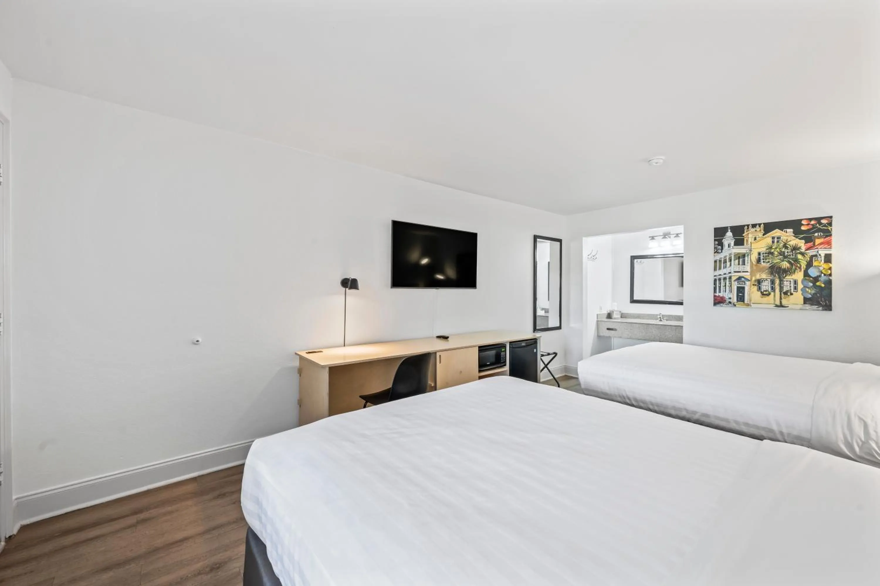 Photo of the whole room, Bed in Charleston Creekside Inn