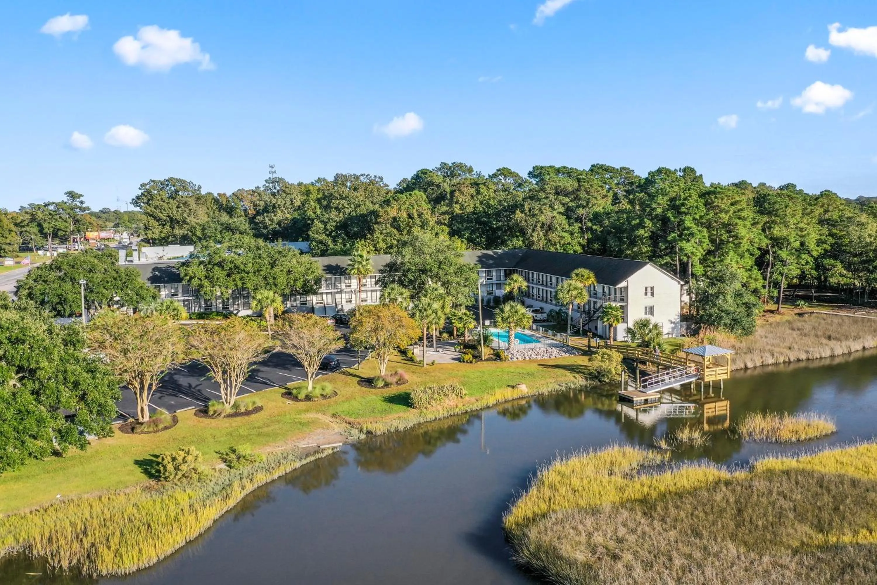 Property building in Charleston Creekside Inn