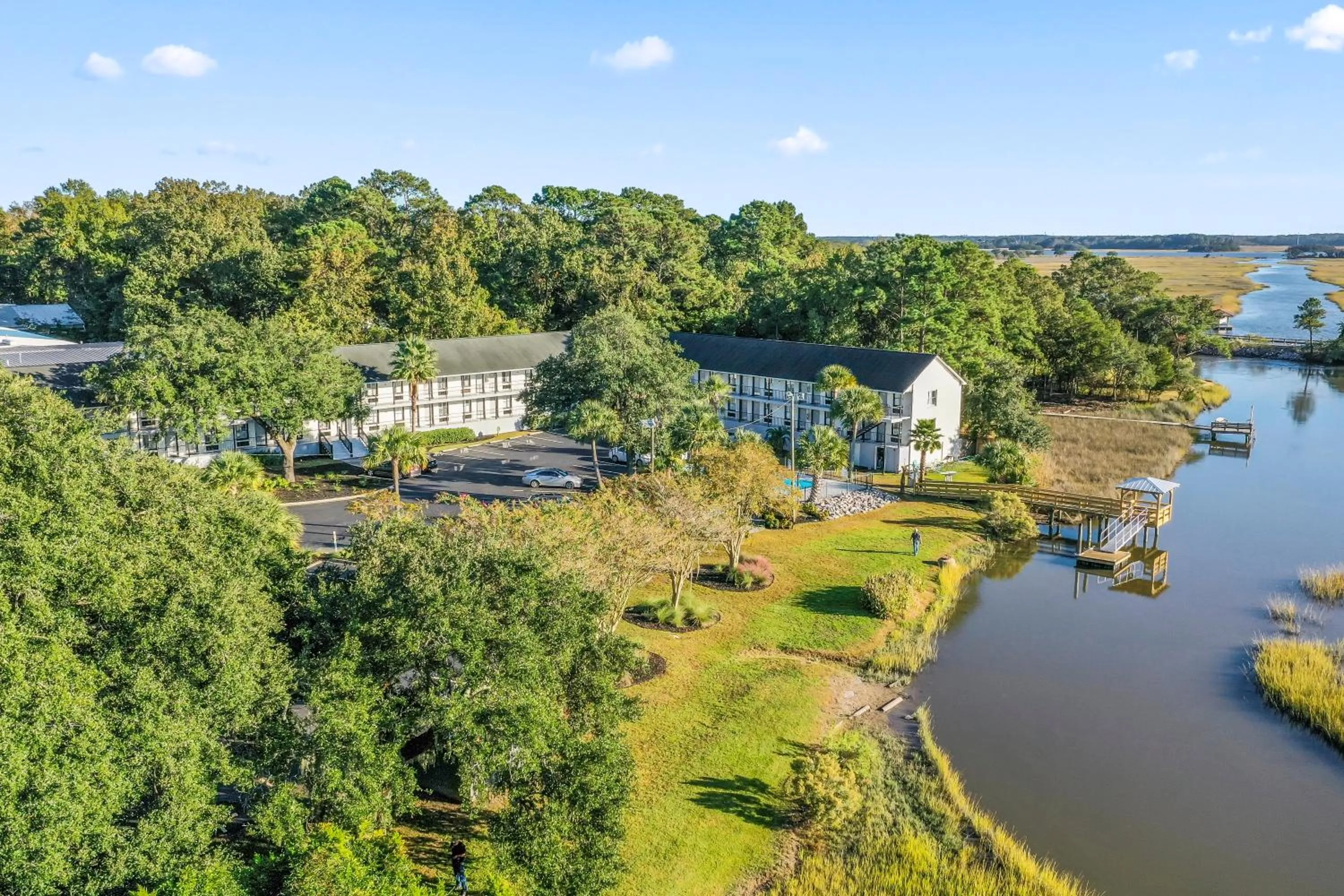 Property building in Charleston Creekside Inn