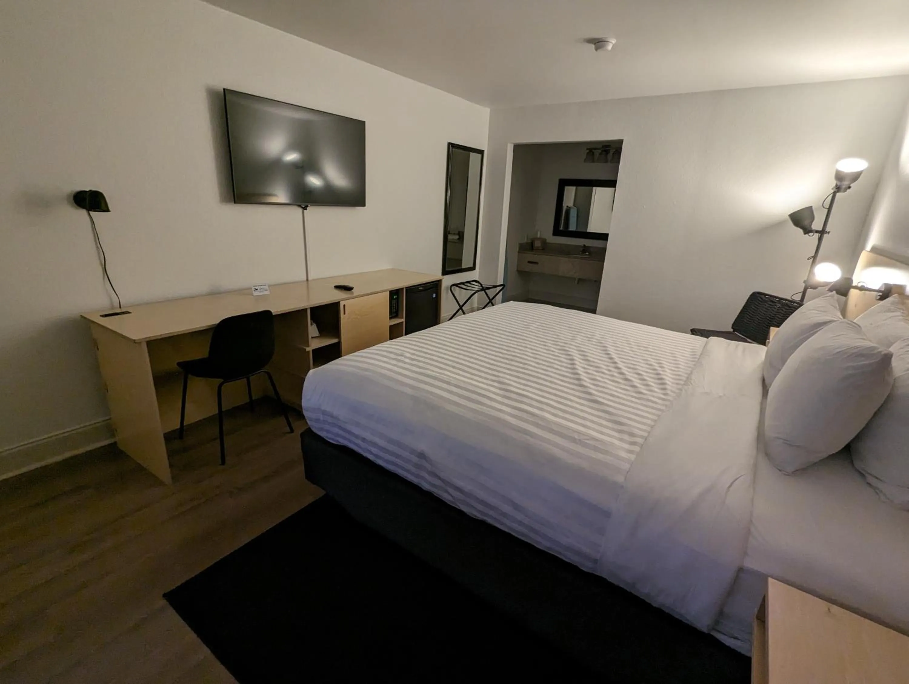 Bed in Charleston Creekside Inn