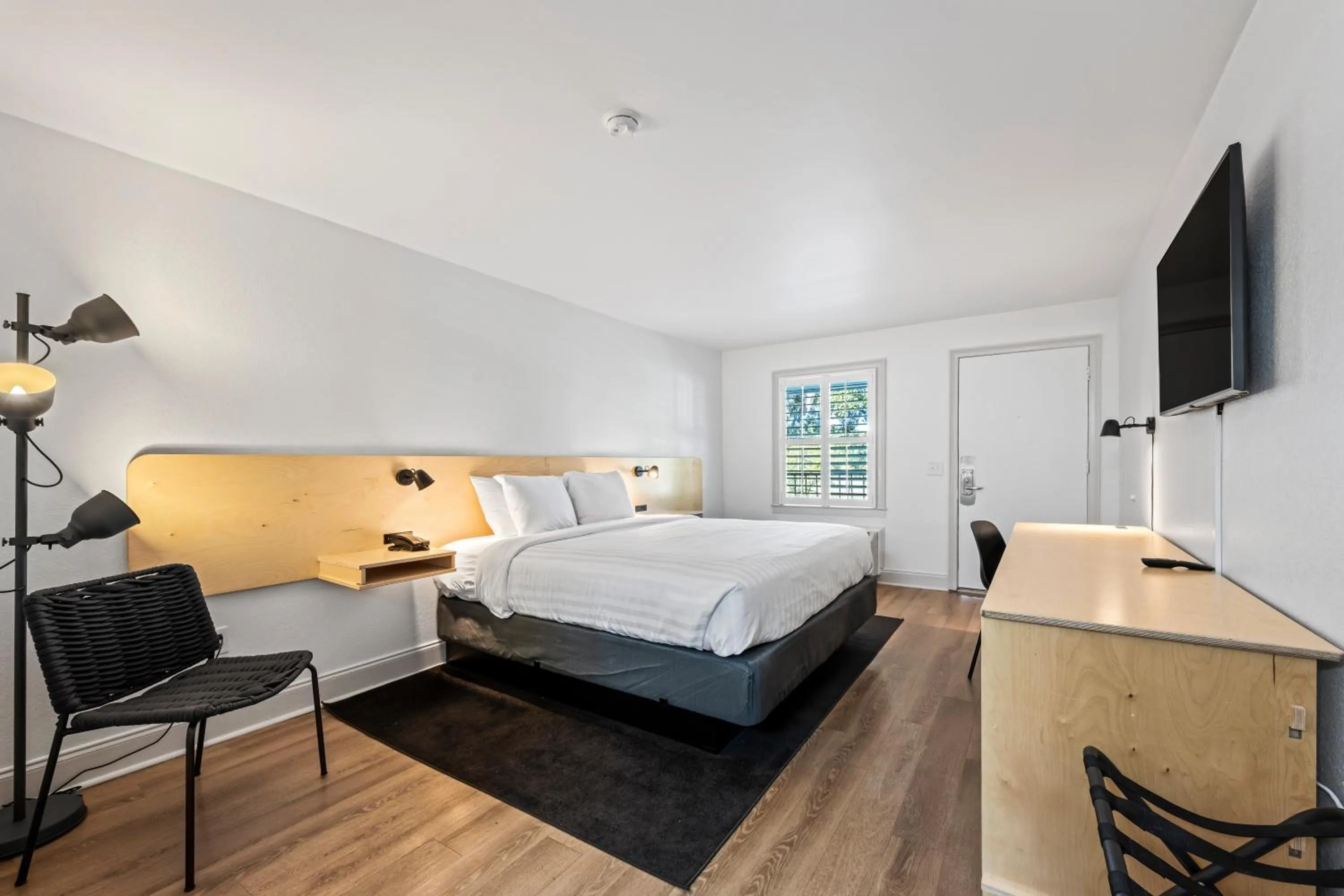 Photo of the whole room, Bed in Charleston Creekside Inn