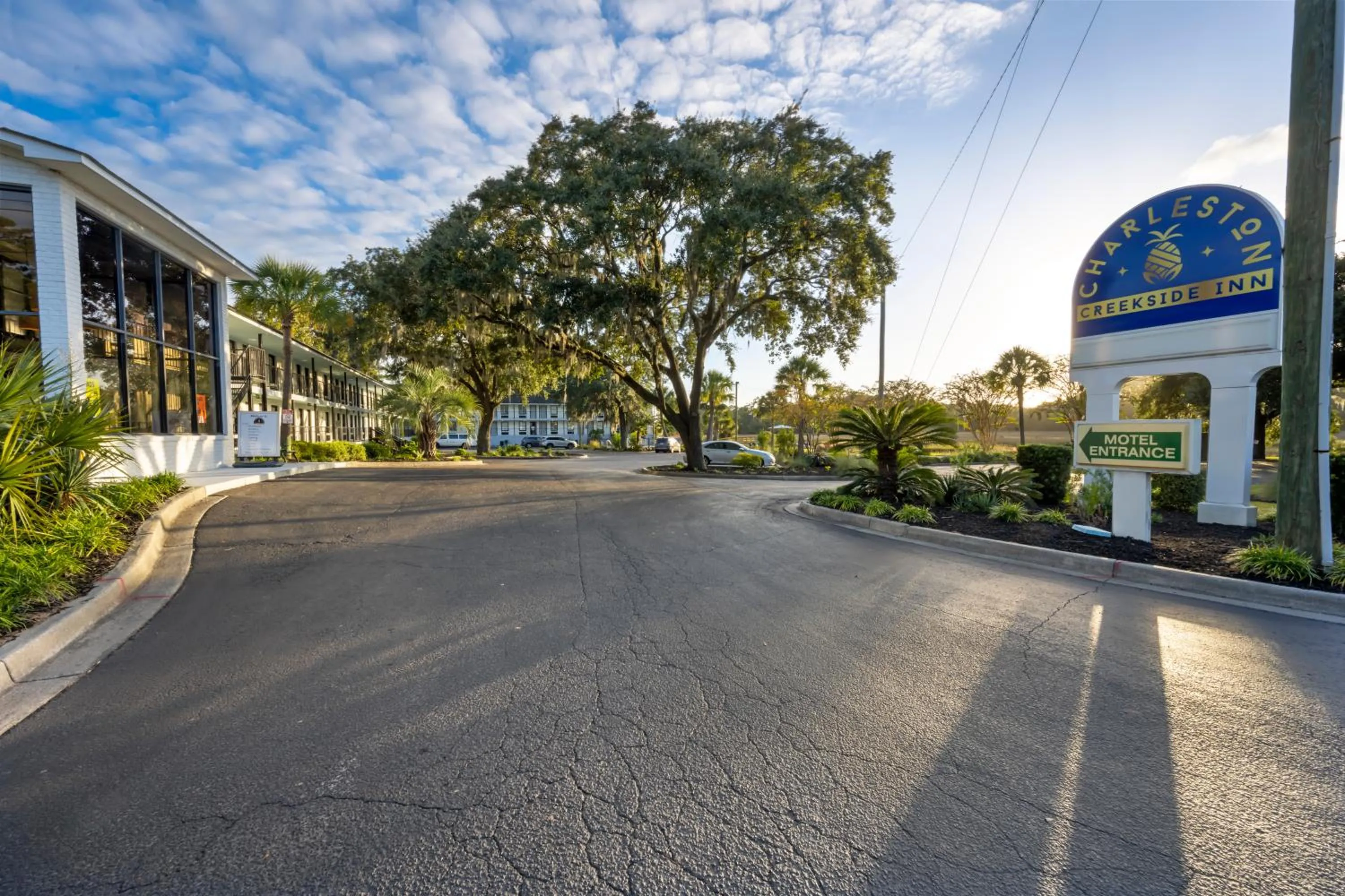 Property building in Charleston Creekside Inn