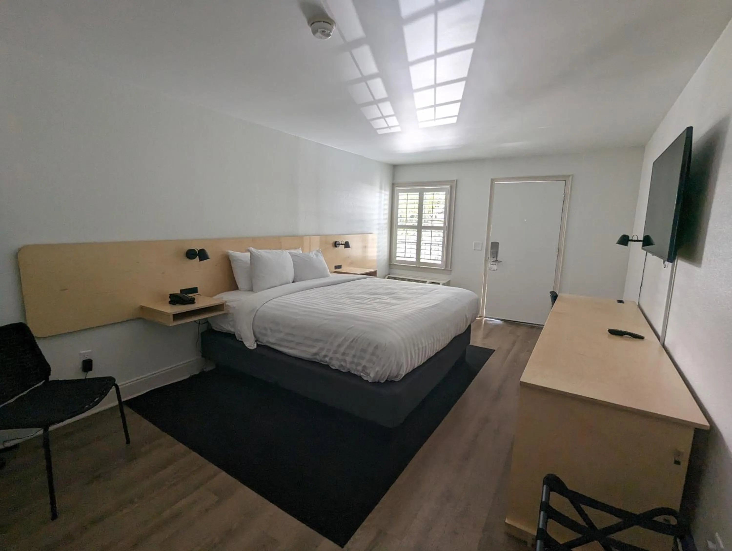 Bed in Charleston Creekside Inn