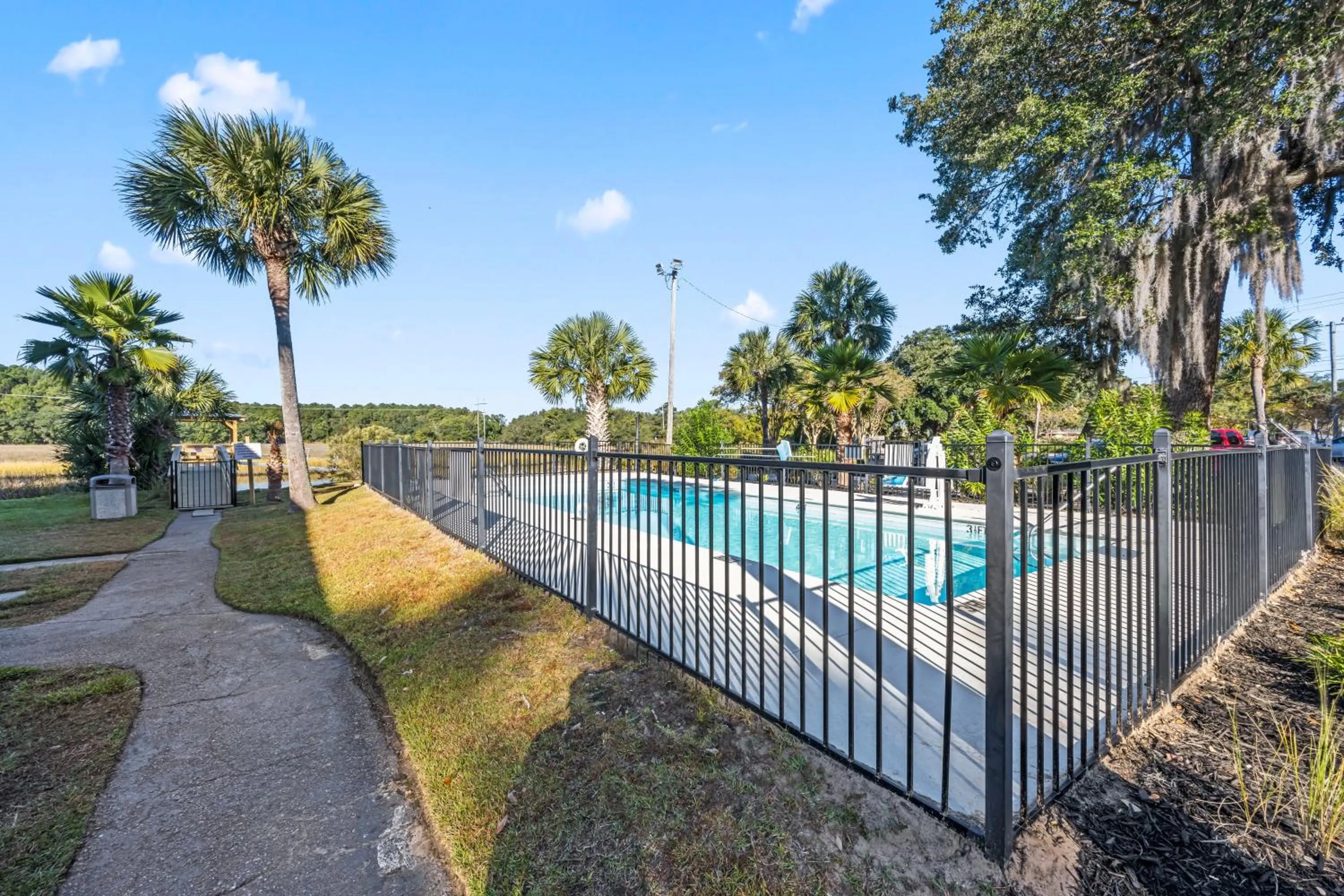 Swimming pool in Charleston Creekside Inn