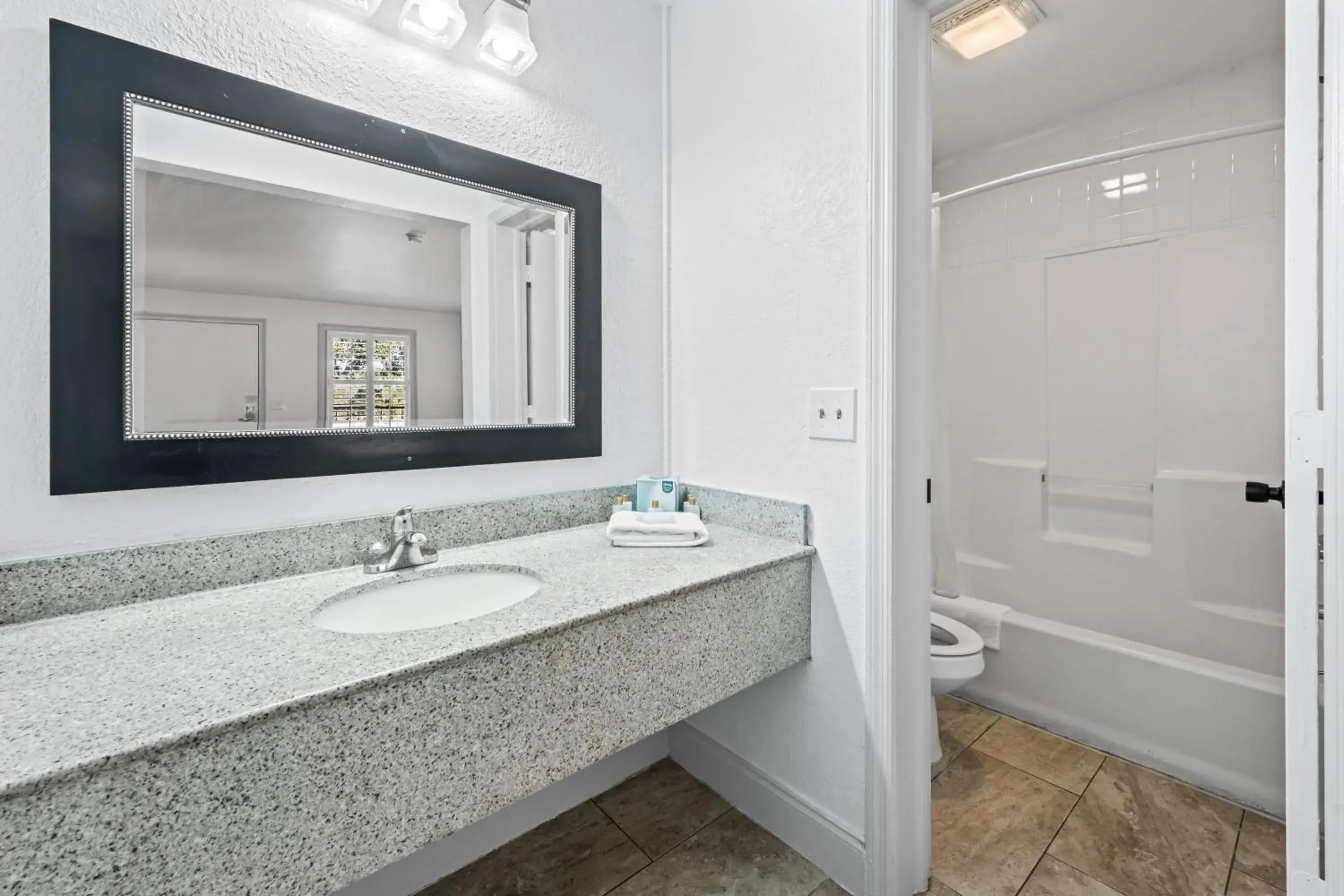 1 King Bed - Pet Friendly in Charleston Creekside Inn 1 King Bed - Pet Friendly in Charleston Creekside Inn