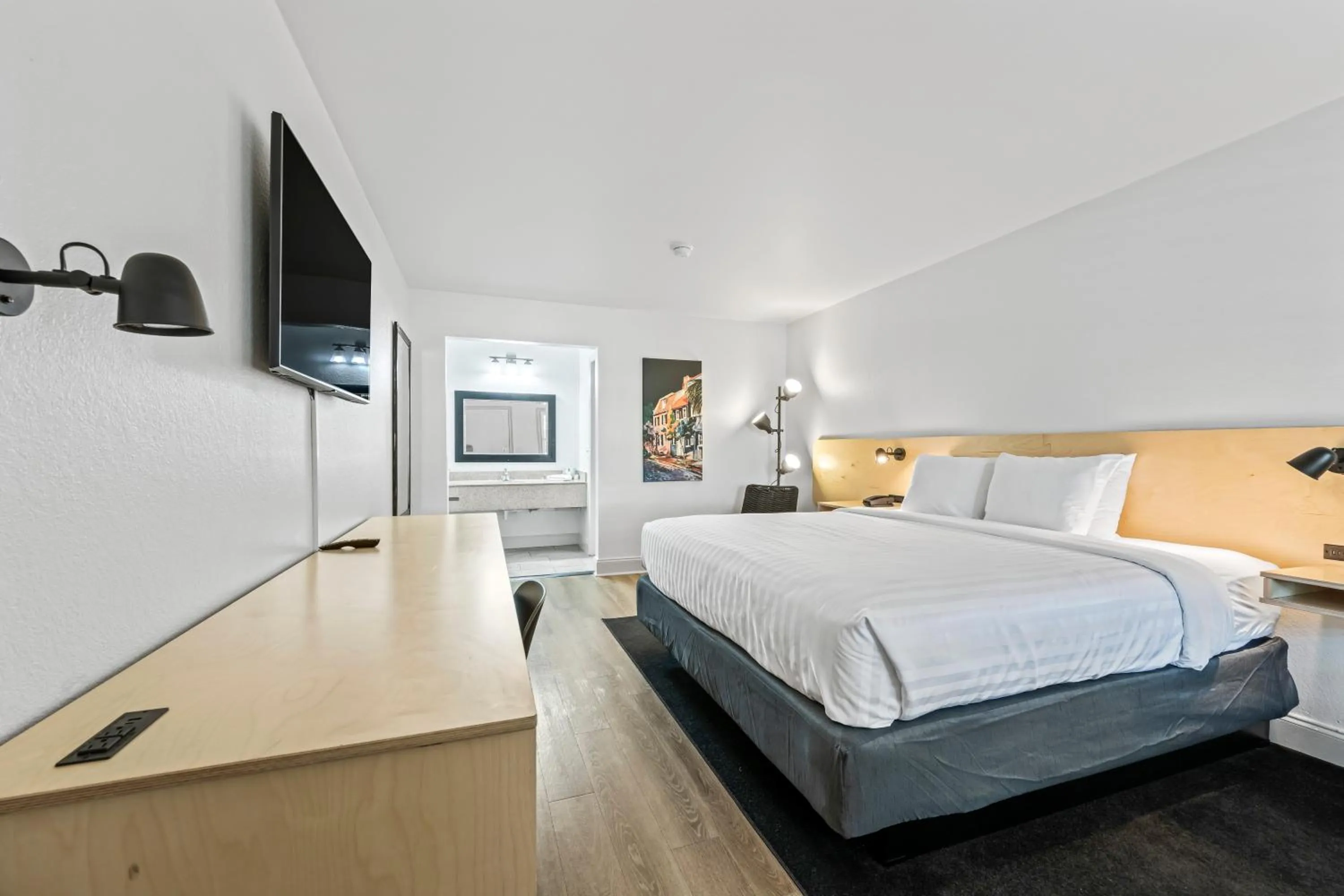 Photo of the whole room, Bed in Charleston Creekside Inn