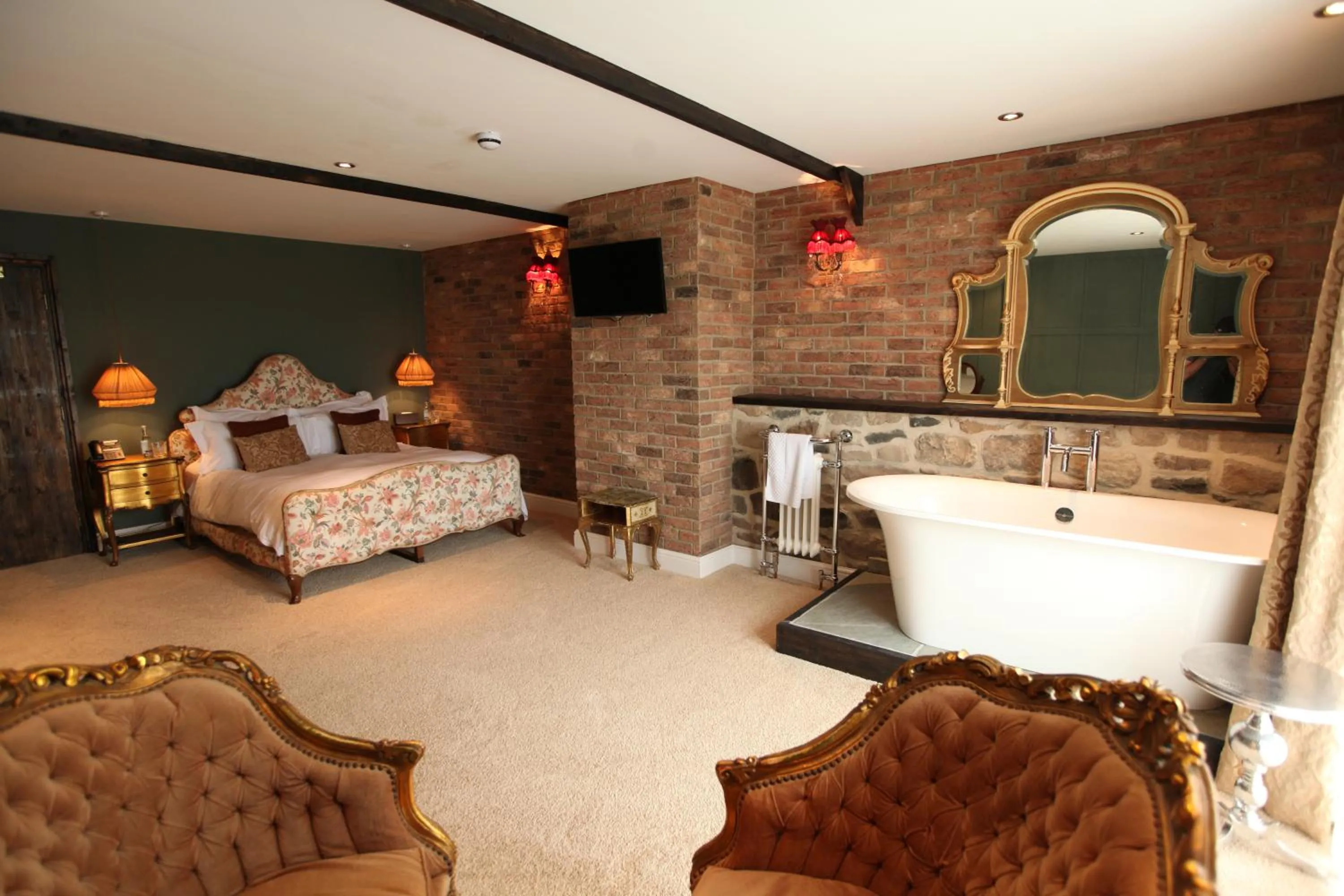 Photo of the whole room, Bed in The Joiners Arms