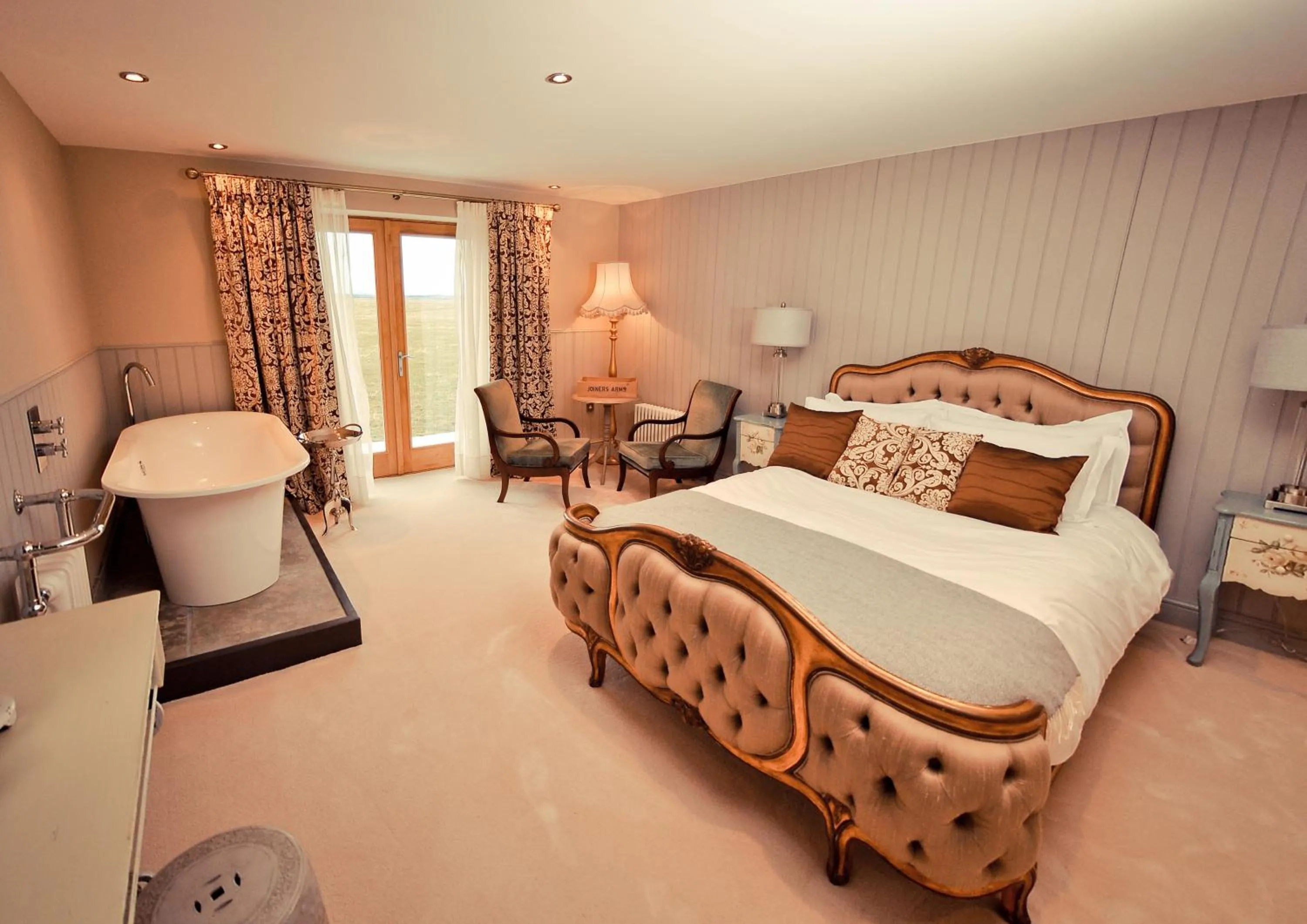 Photo of the whole room, Bed in The Joiners Arms