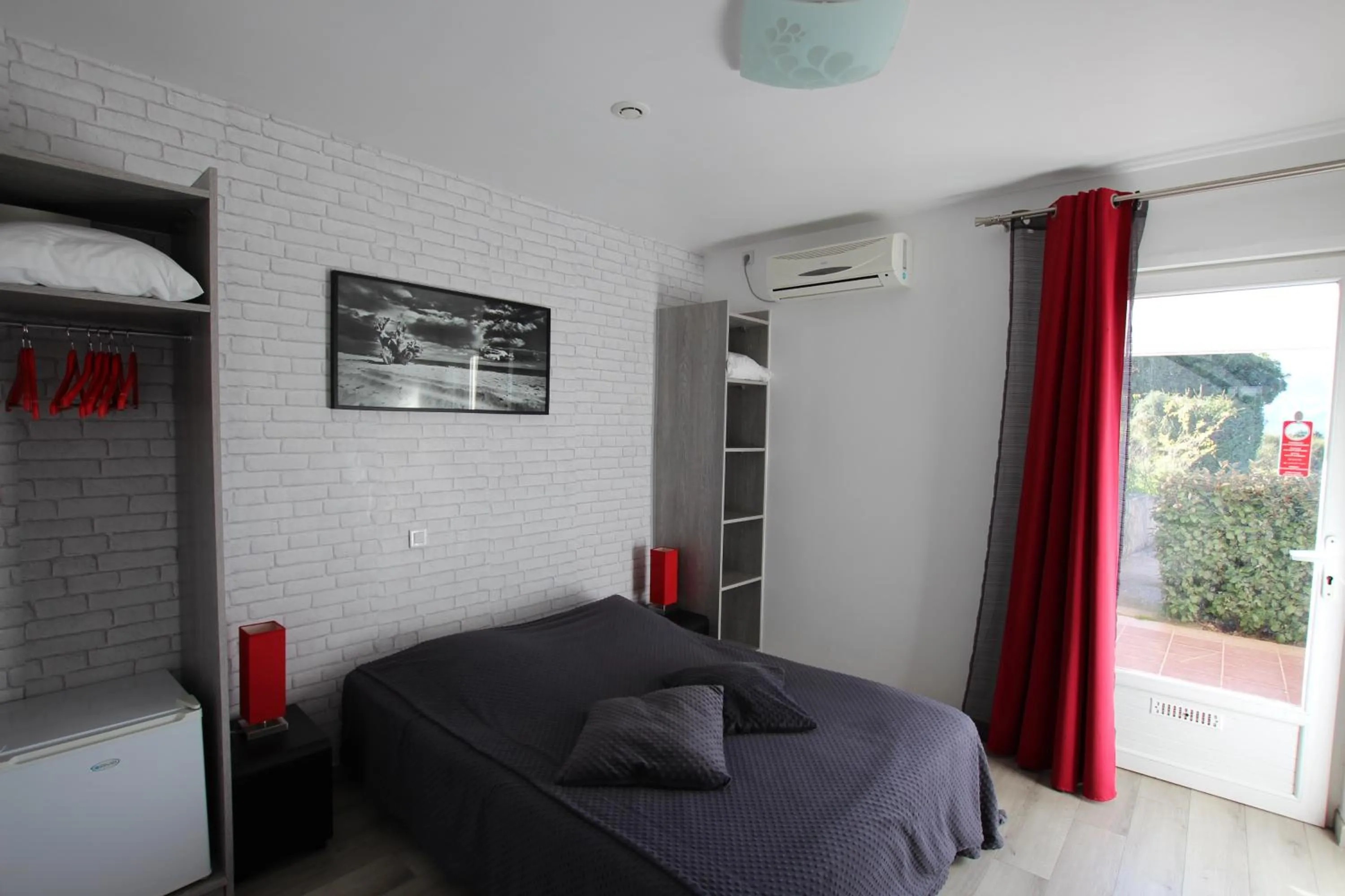 Photo of the whole room, Bed in Hôtel "U Nebbiu"