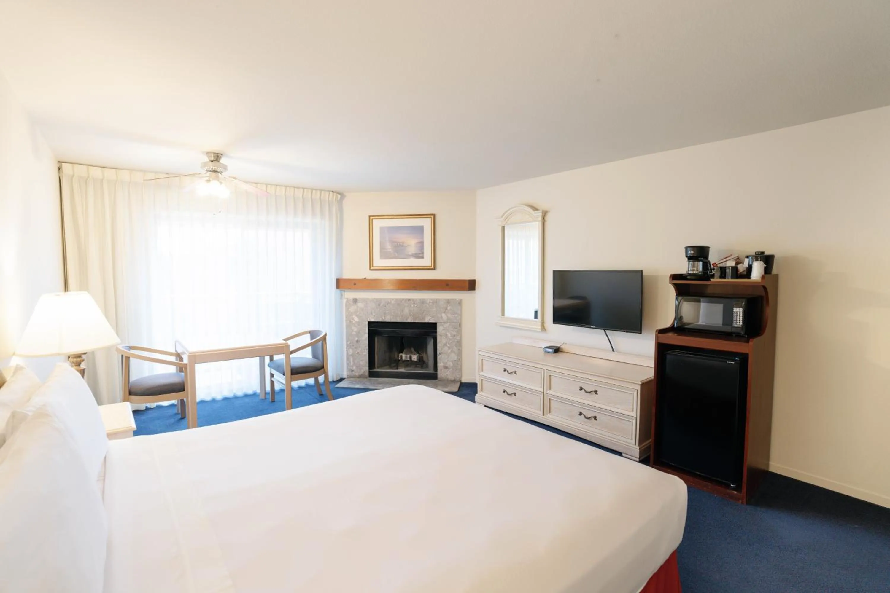 TV and multimedia, Bed in The Monarch Resort